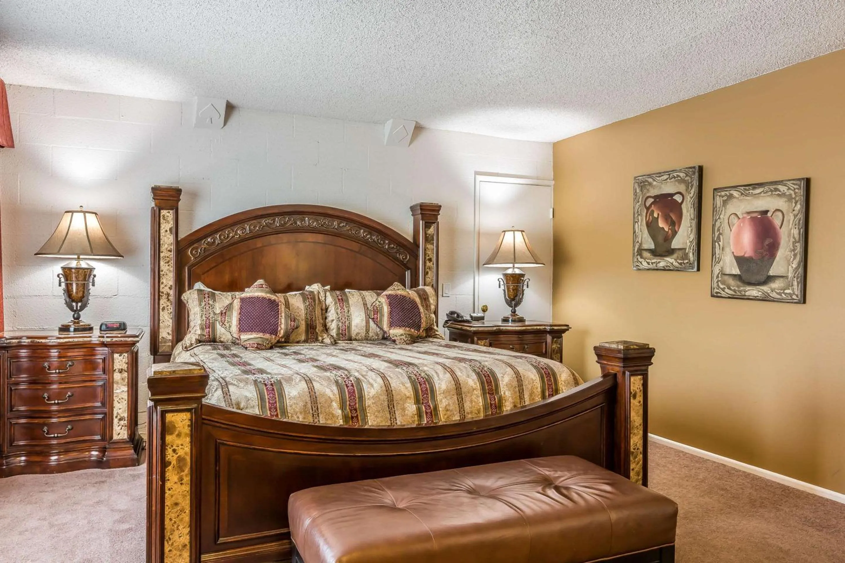 Photo of the whole room, Bed in Econo Lodge Lake Elsinore Casino