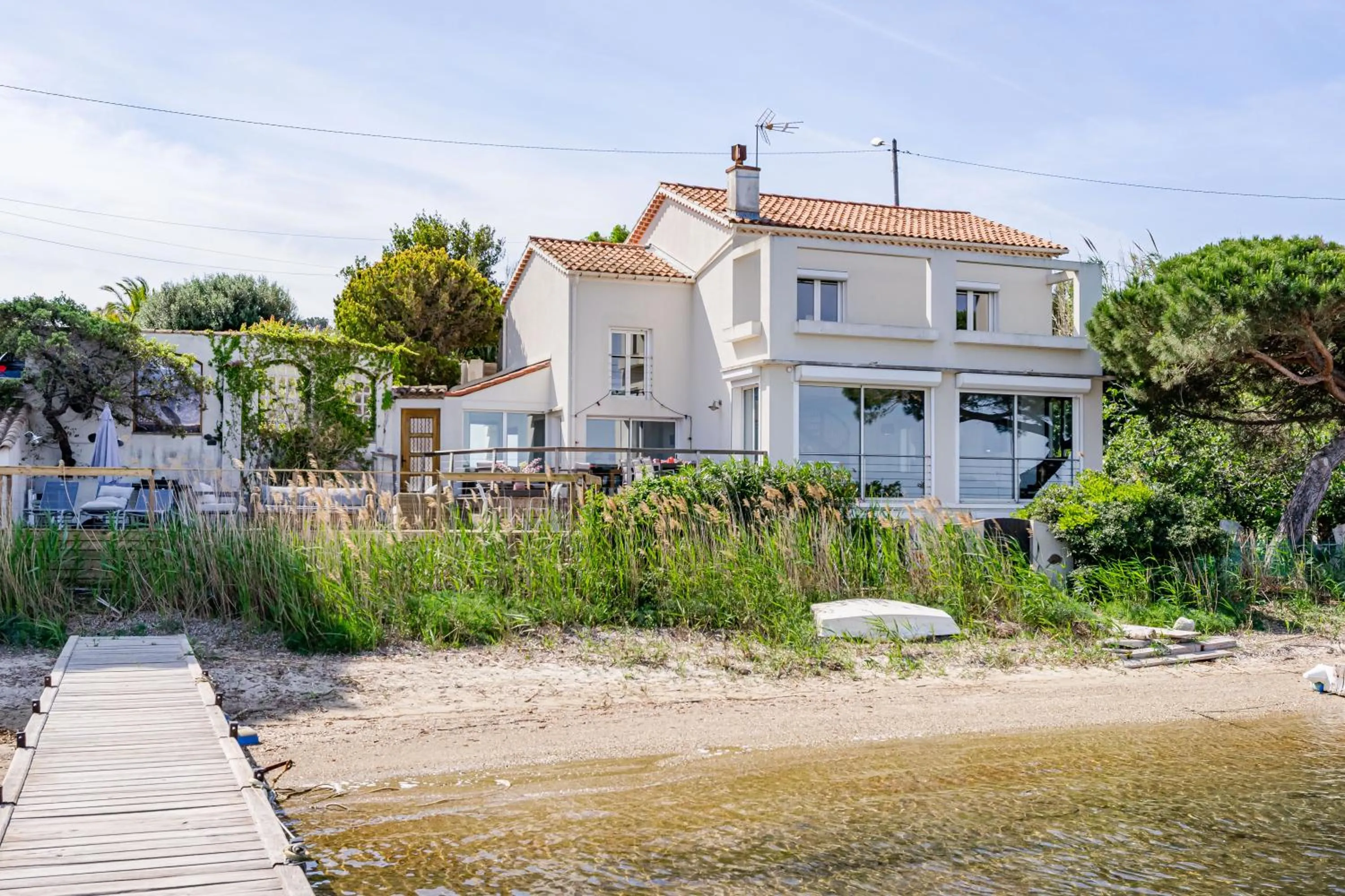 Property building in Villa Front de Mer Accès Plage Presqu'île de Giens-Sea and Mountain Pleasure