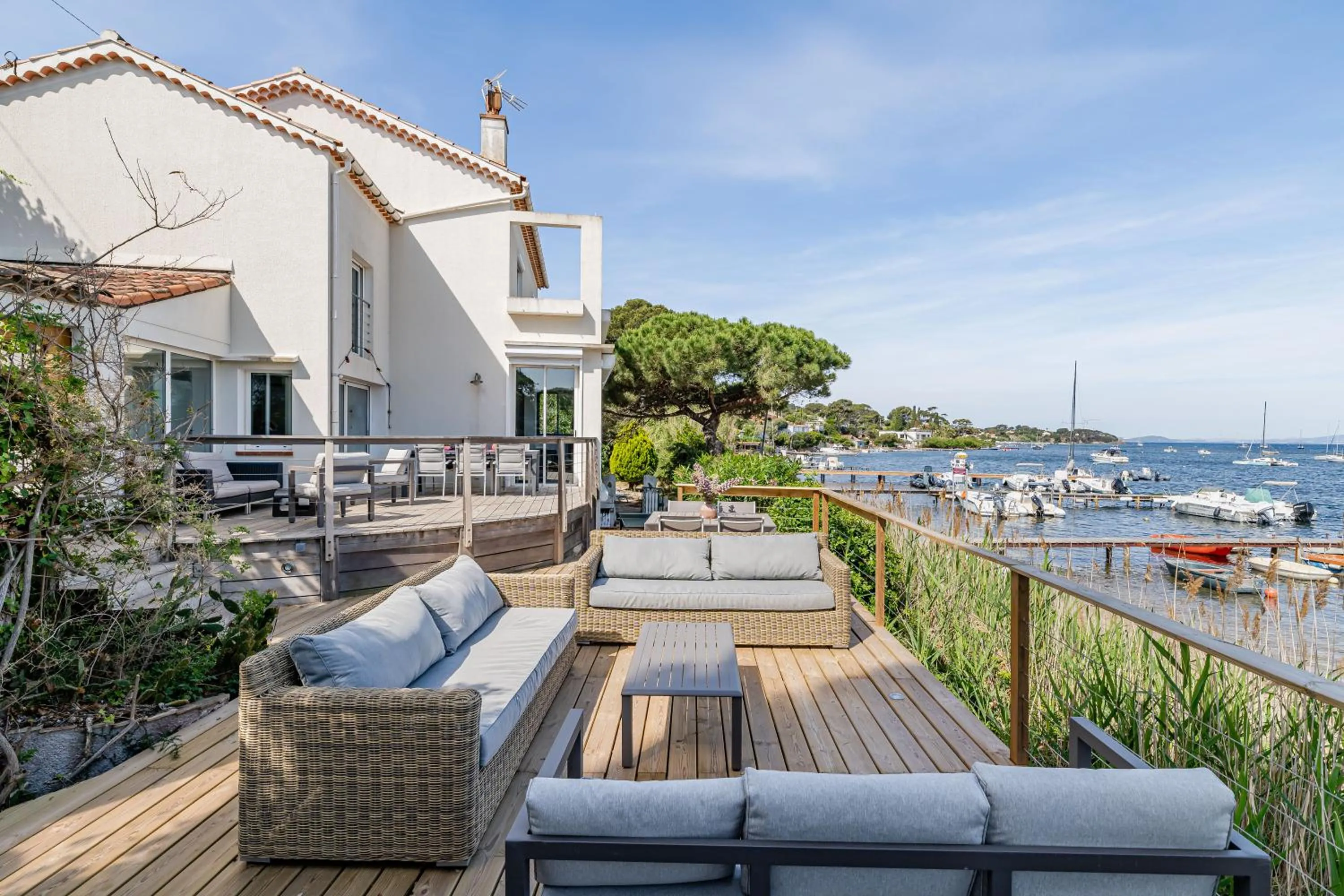 Property building in Villa Front de Mer Accès Plage Presqu'île de Giens-Sea and Mountain Pleasure