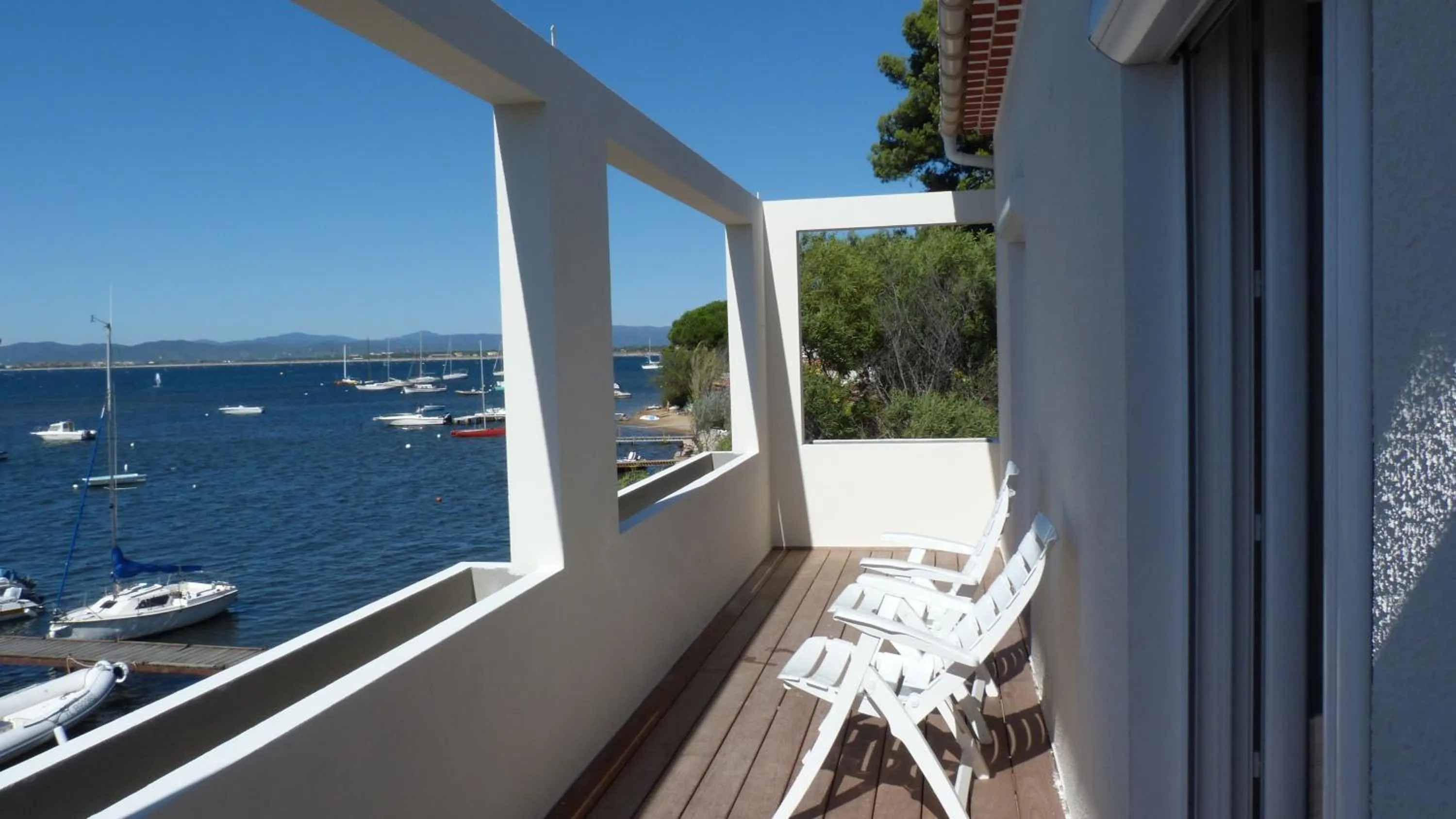 Balcony/Terrace in Villa Front de Mer Accès Plage Presqu'île de Giens-Sea and Mountain Pleasure