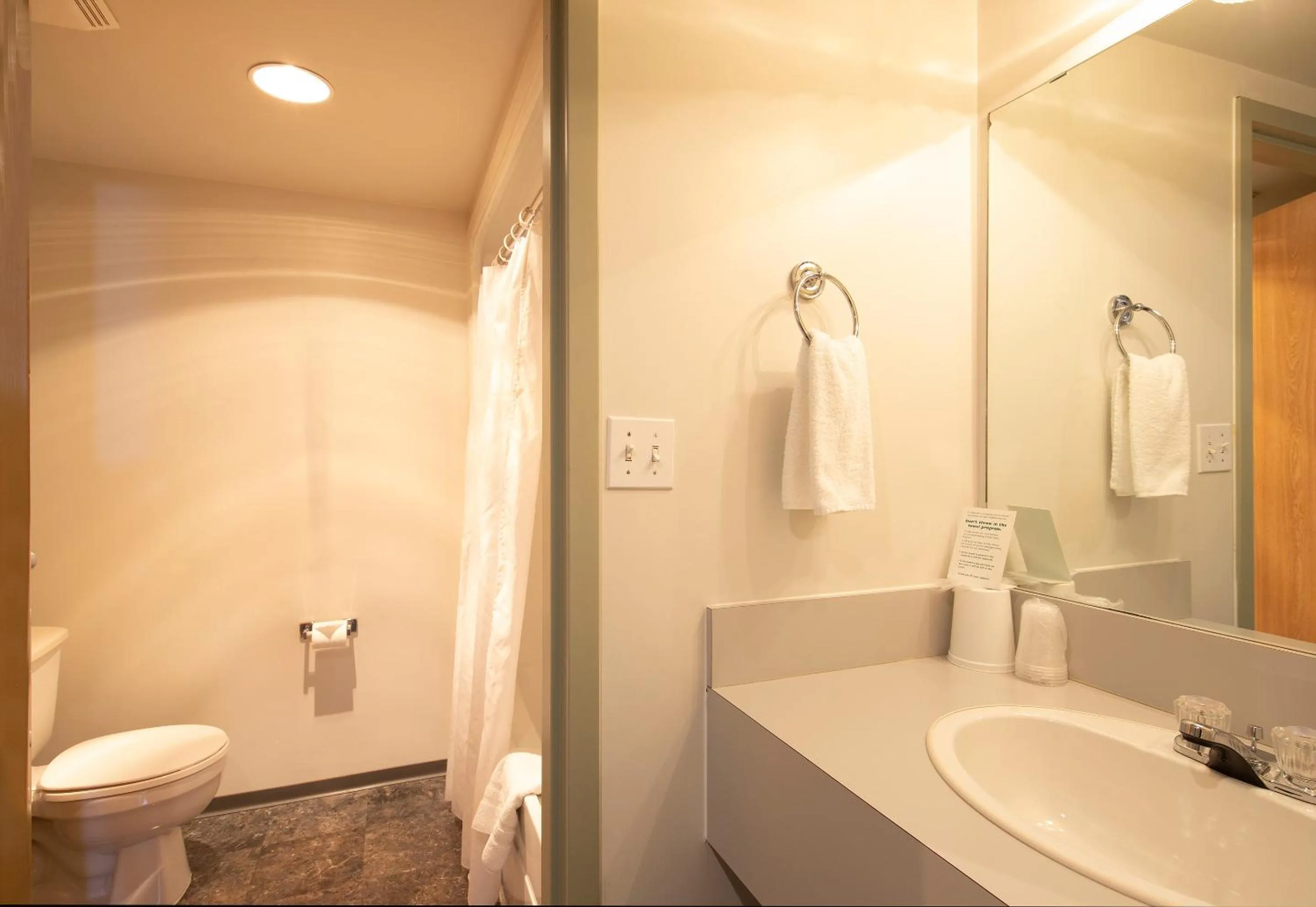 Bathroom in Dunvegan Inn & Suites