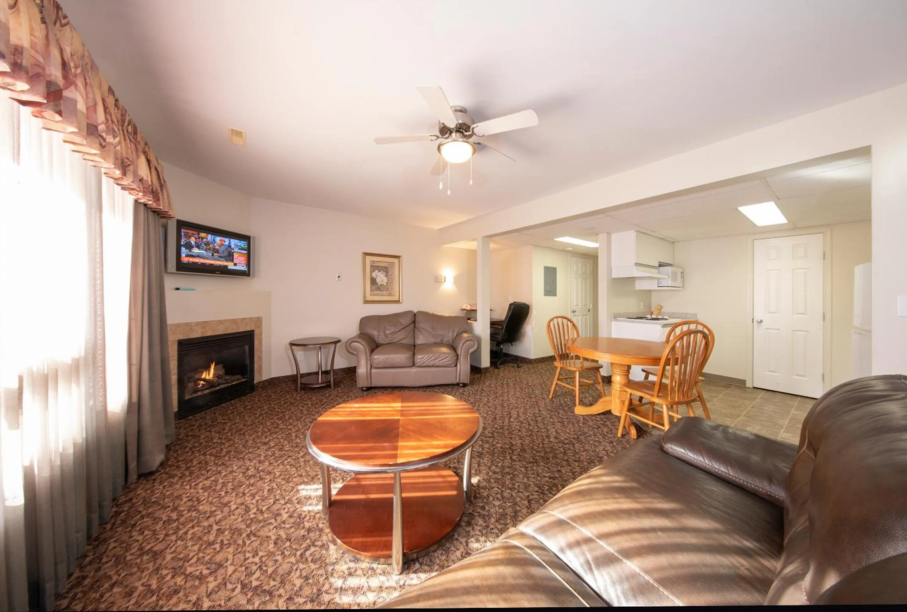 Living room, Seating Area in Dunvegan Inn & Suites
