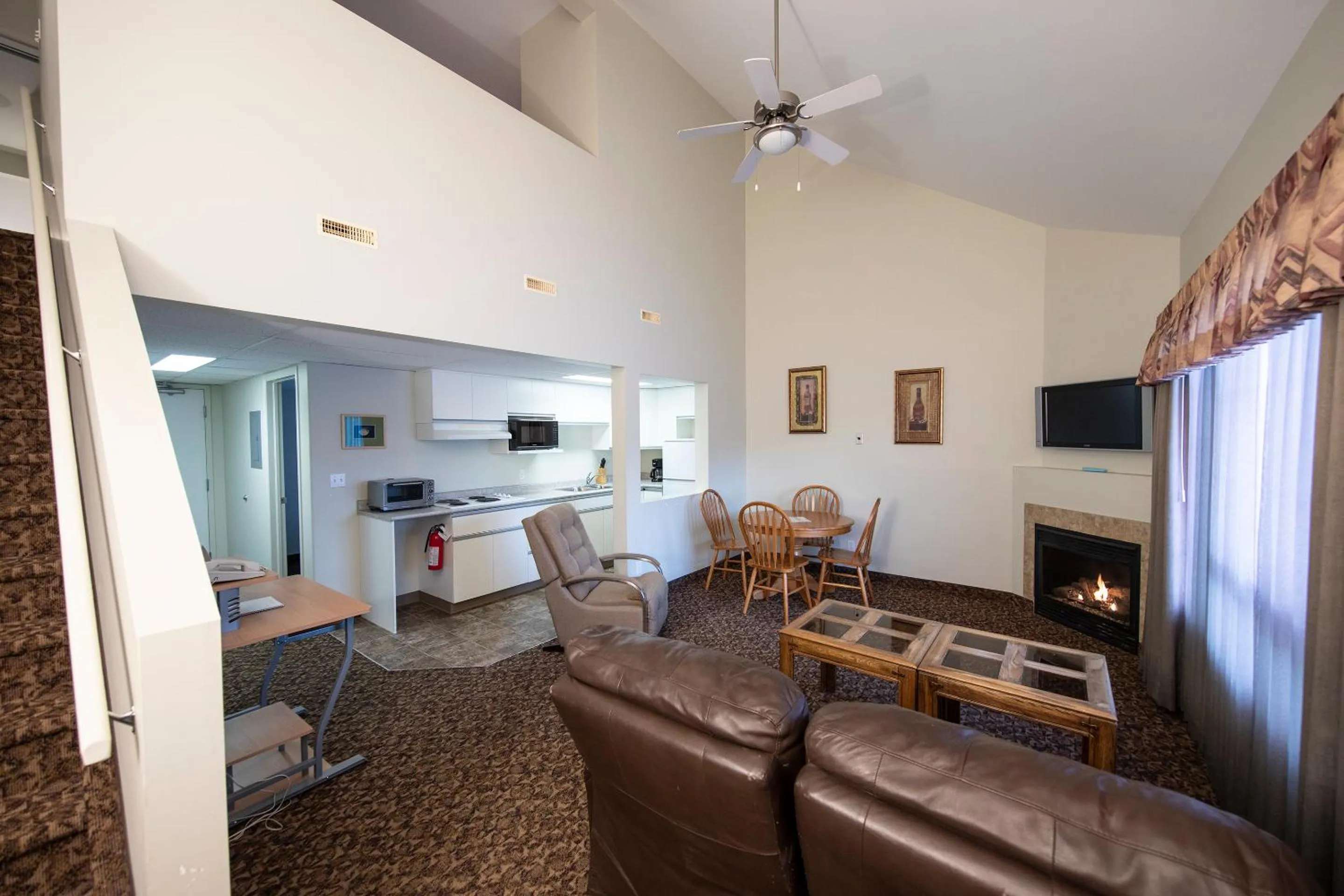 Kitchen or kitchenette, Seating Area in Dunvegan Inn & Suites