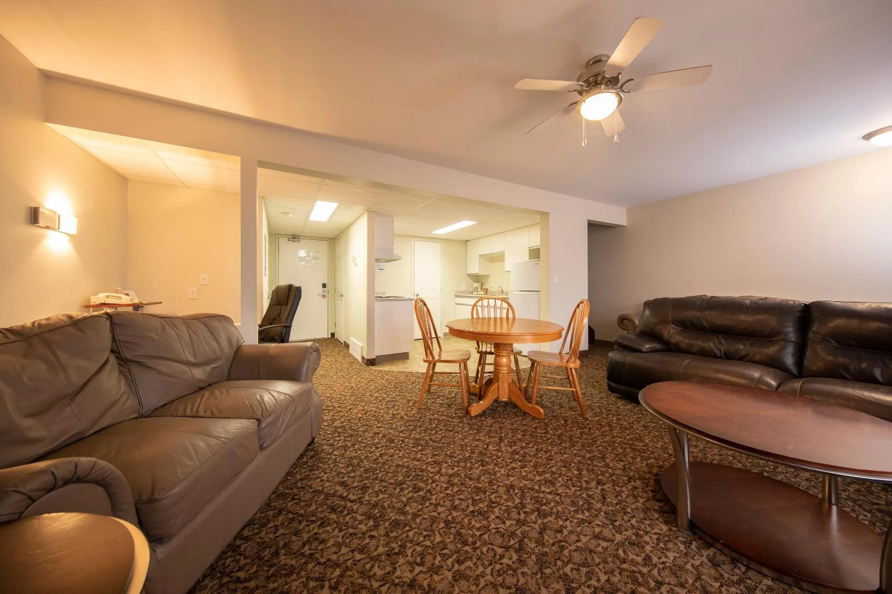 Living room, Seating Area in Dunvegan Inn & Suites