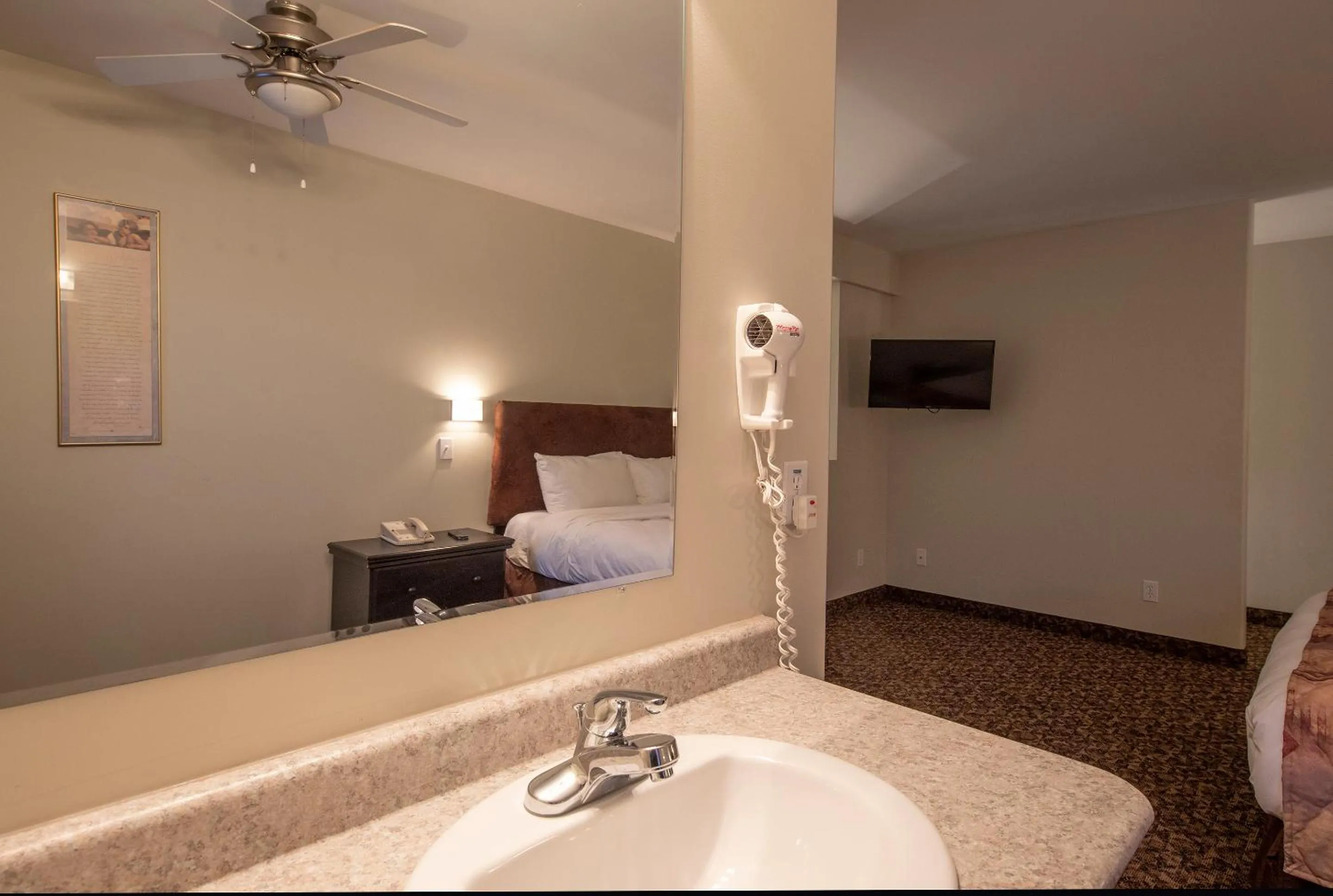 Bathroom in Dunvegan Inn & Suites