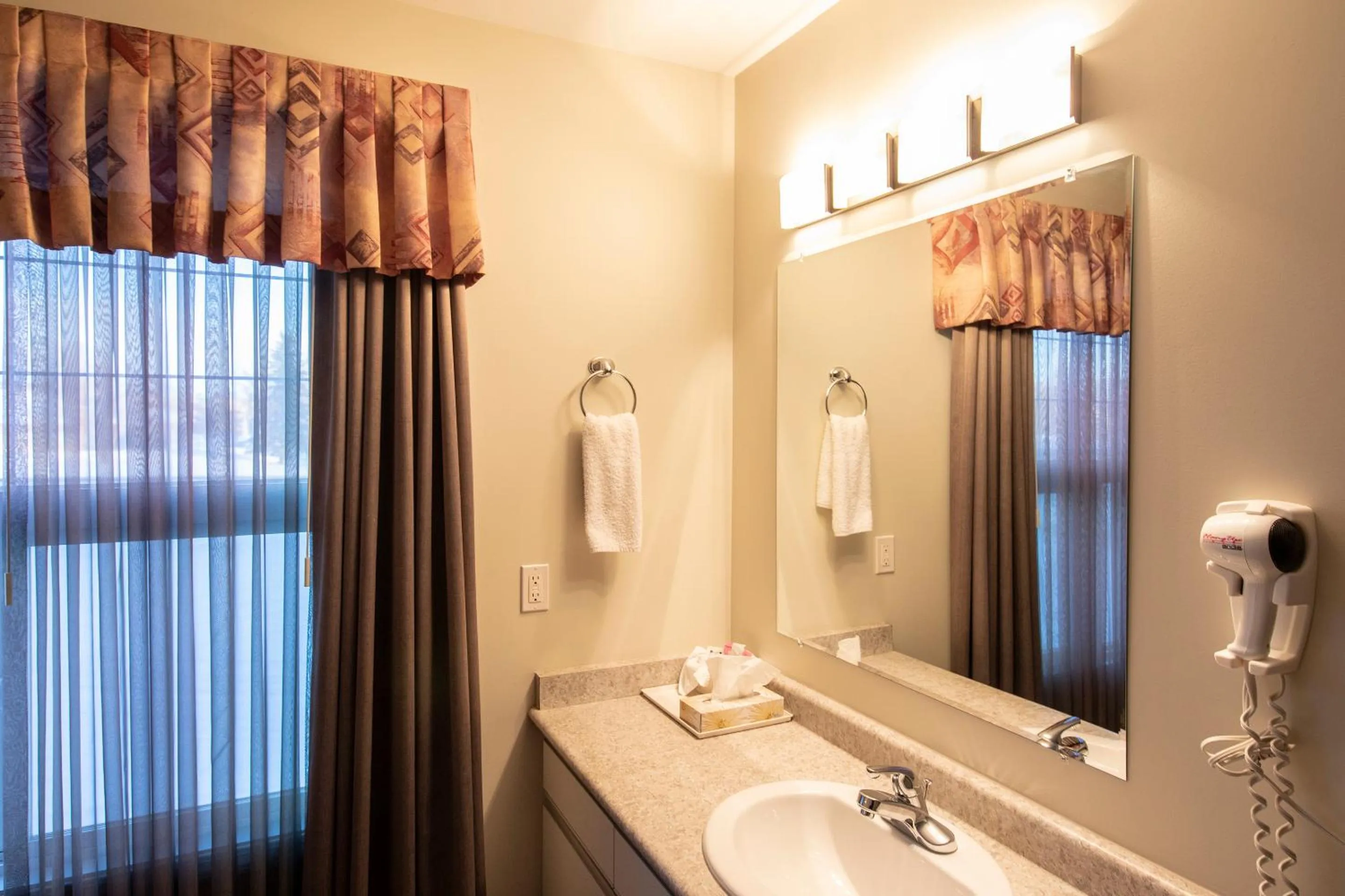Bathroom in Dunvegan Inn & Suites