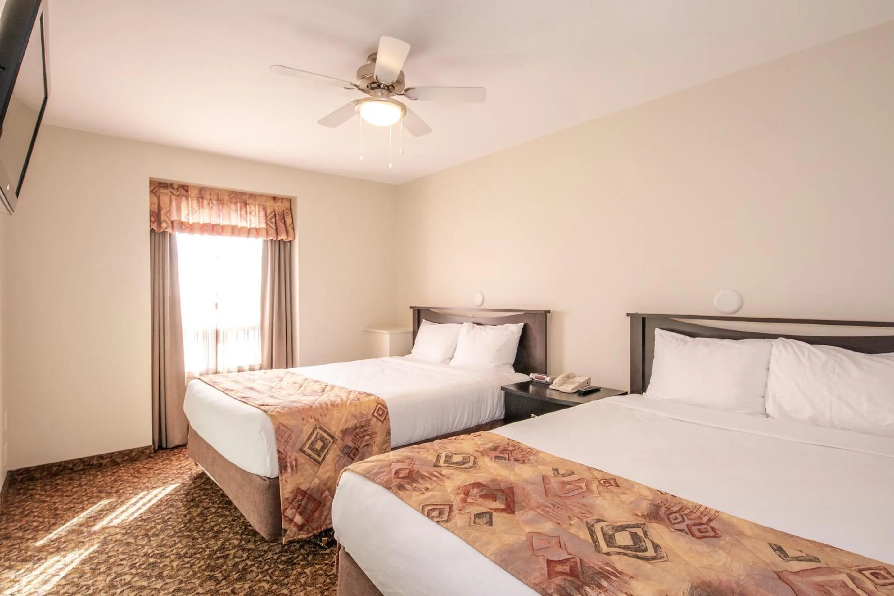 Dunvegan Inn & Suites