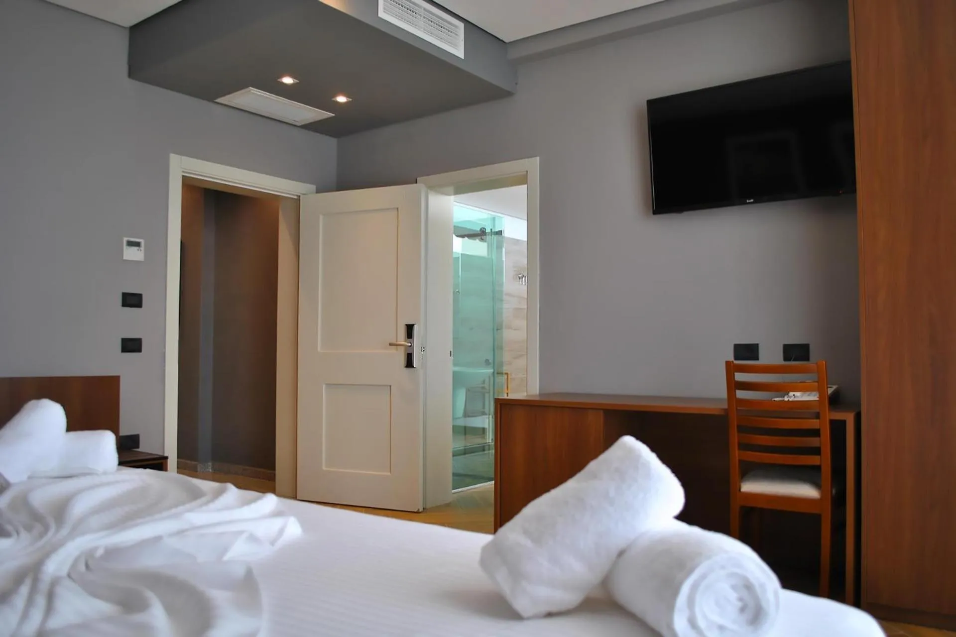 TV and multimedia, Bed in Twin Towers Hotel City & Beach Resort