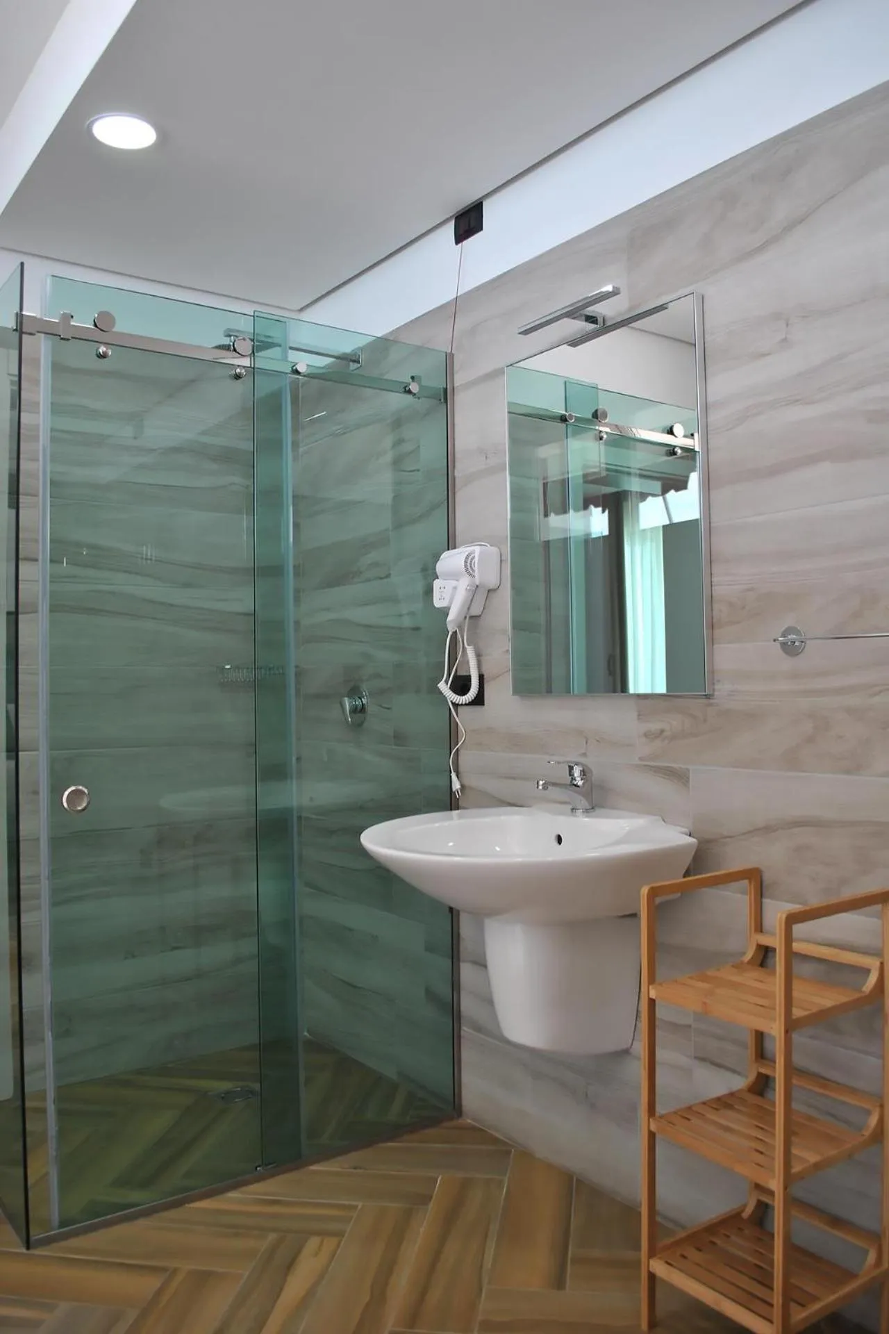 Shower in Twin Towers Hotel City & Beach Resort
