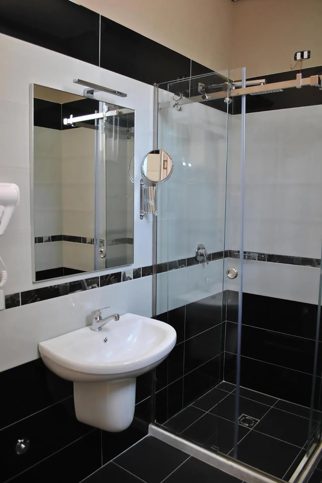 Shower in Twin Towers Hotel City & Beach Resort