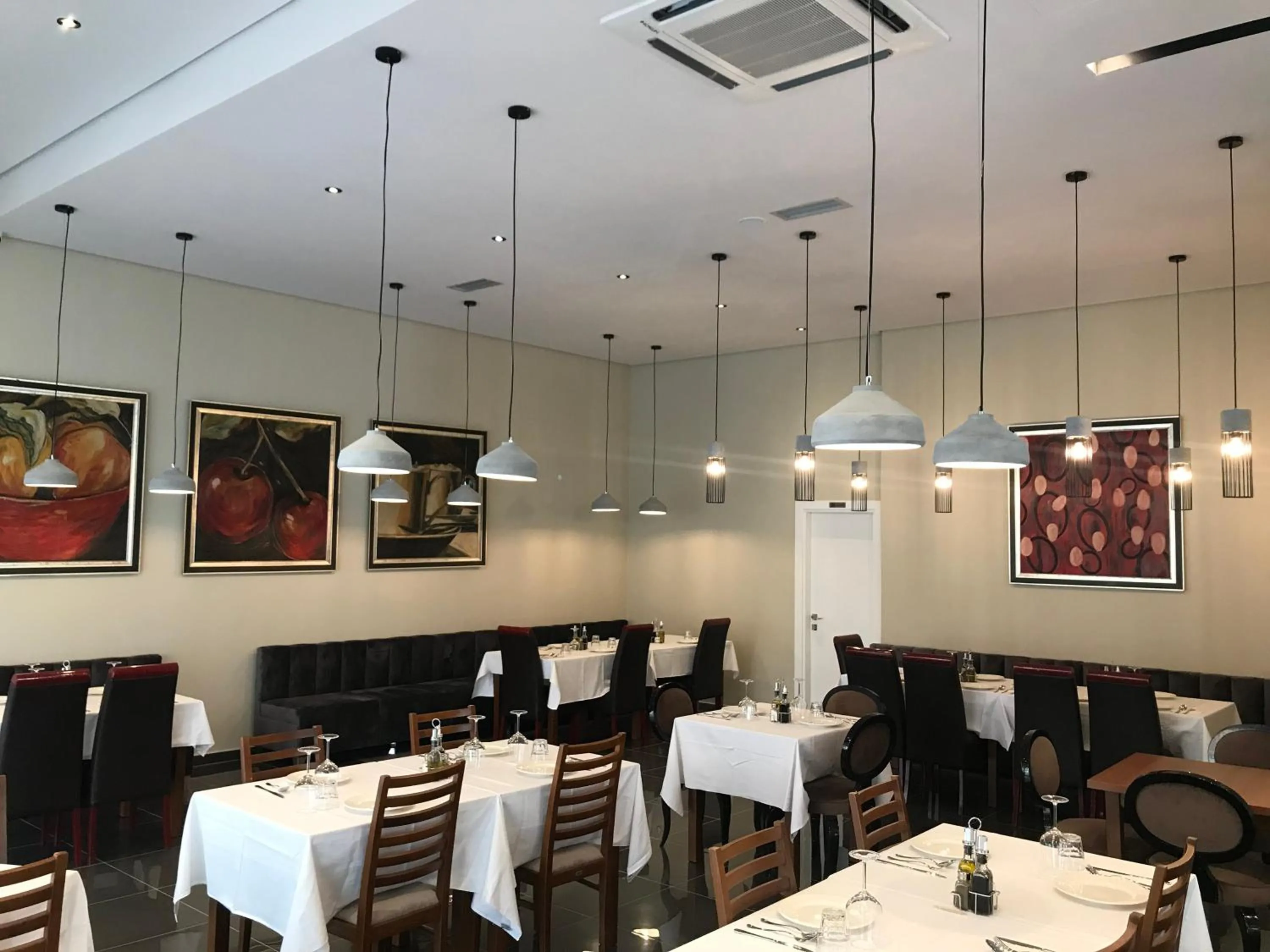 Restaurant/places to eat in Twin Towers Hotel City & Beach Resort