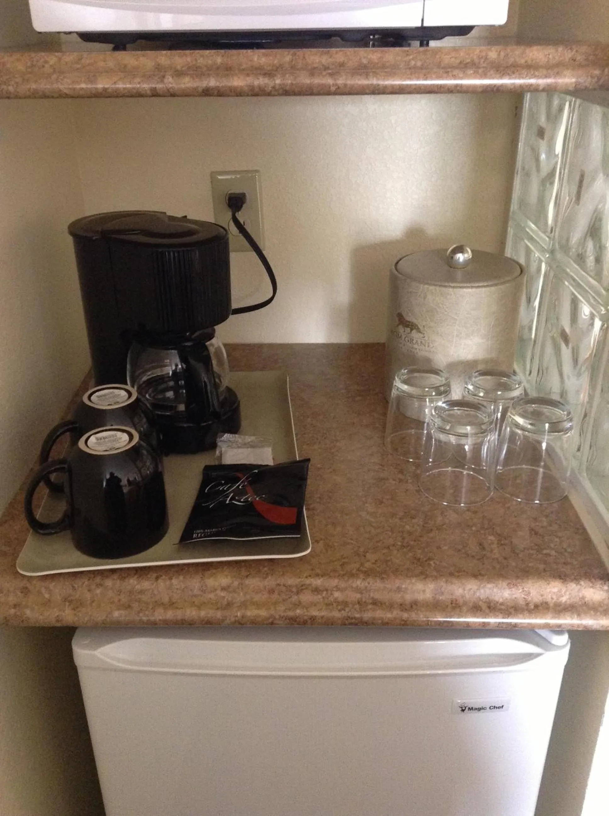 Coffee/tea facilities in Best Inn & Suites