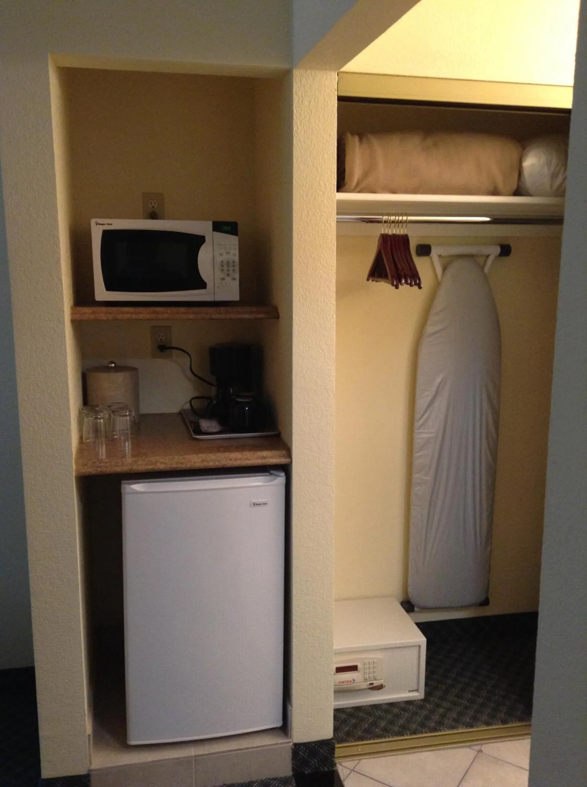 Coffee/tea facilities, Bed in Best Inn & Suites