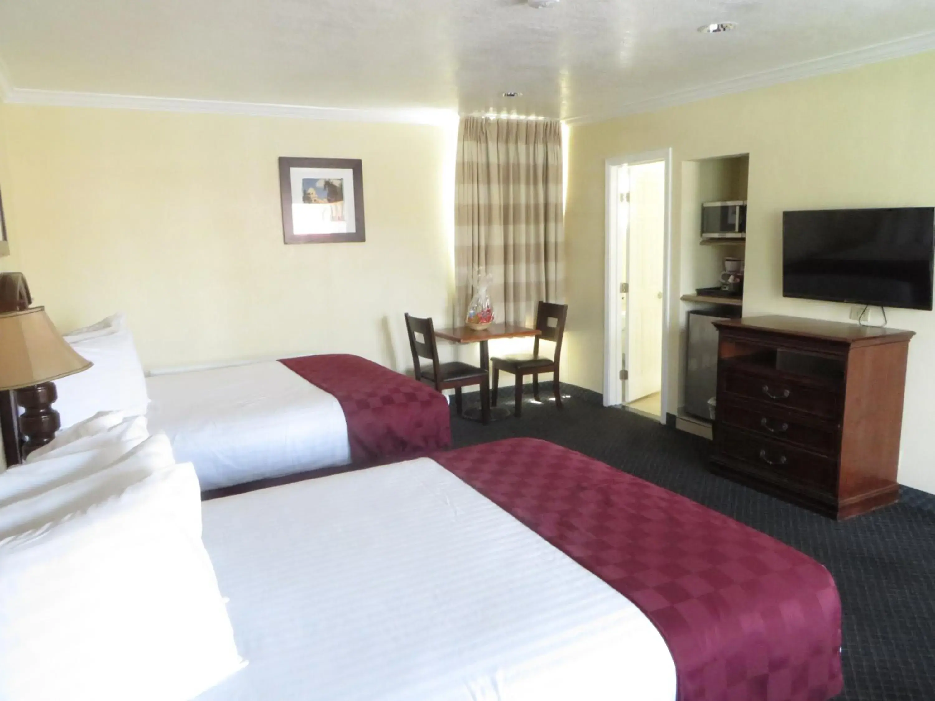 TV and multimedia, Bed in Best Inn & Suites TV and multimedia, Bed in Best Inn & Suites