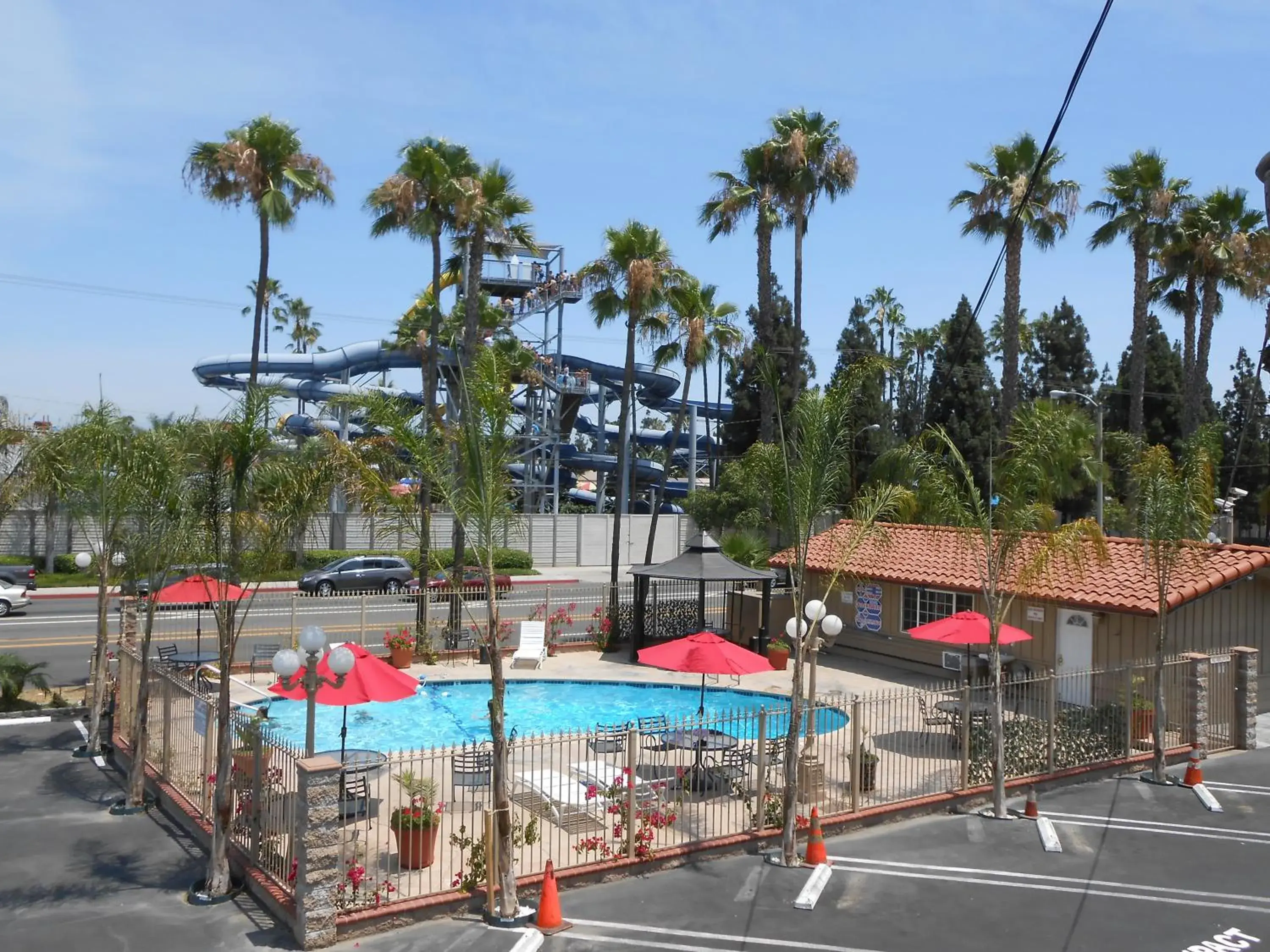 Swimming pool in Best Inn & Suites Swimming pool in Best Inn & Suites