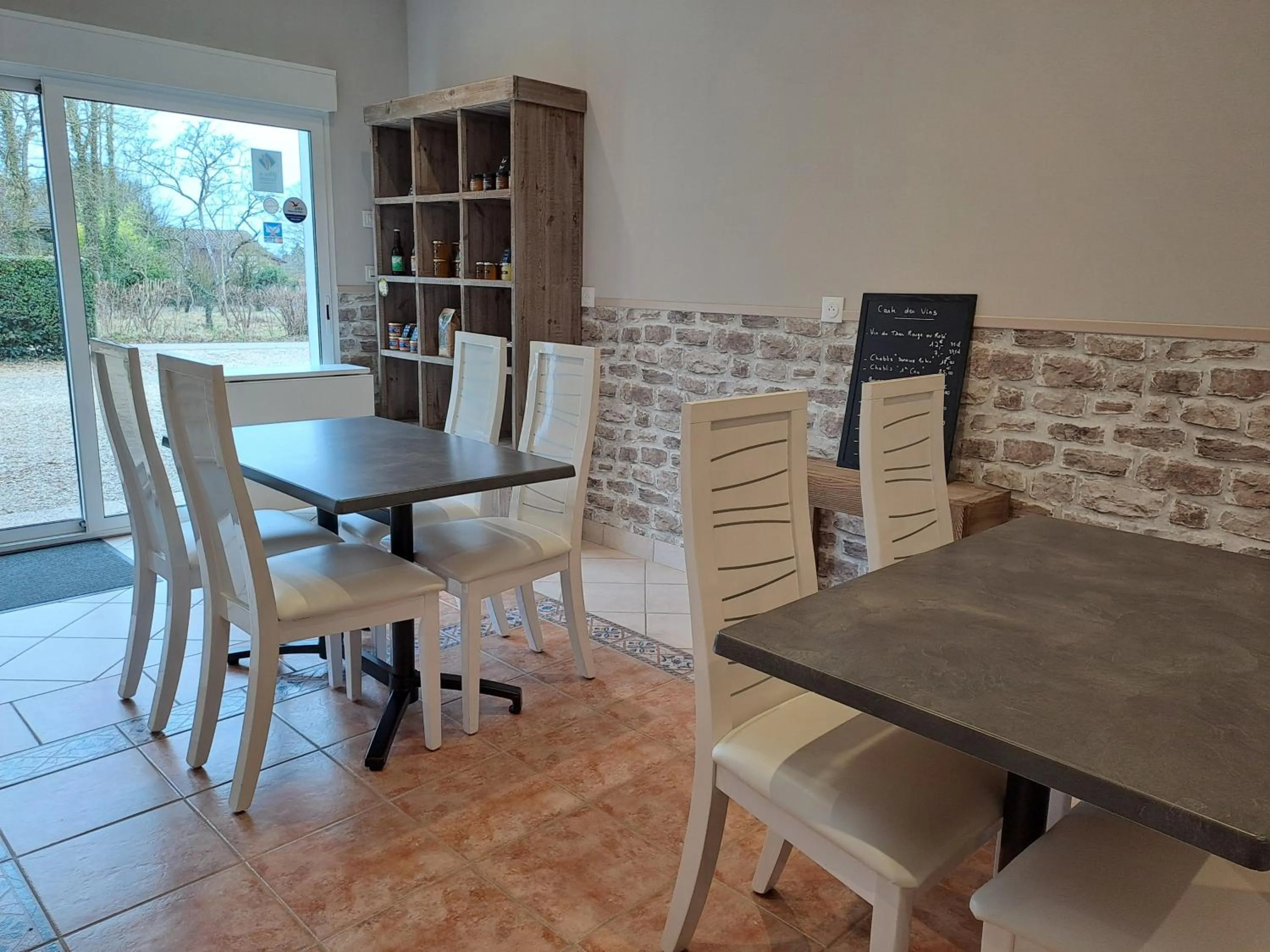 Dining area in AU FIL DES LACS