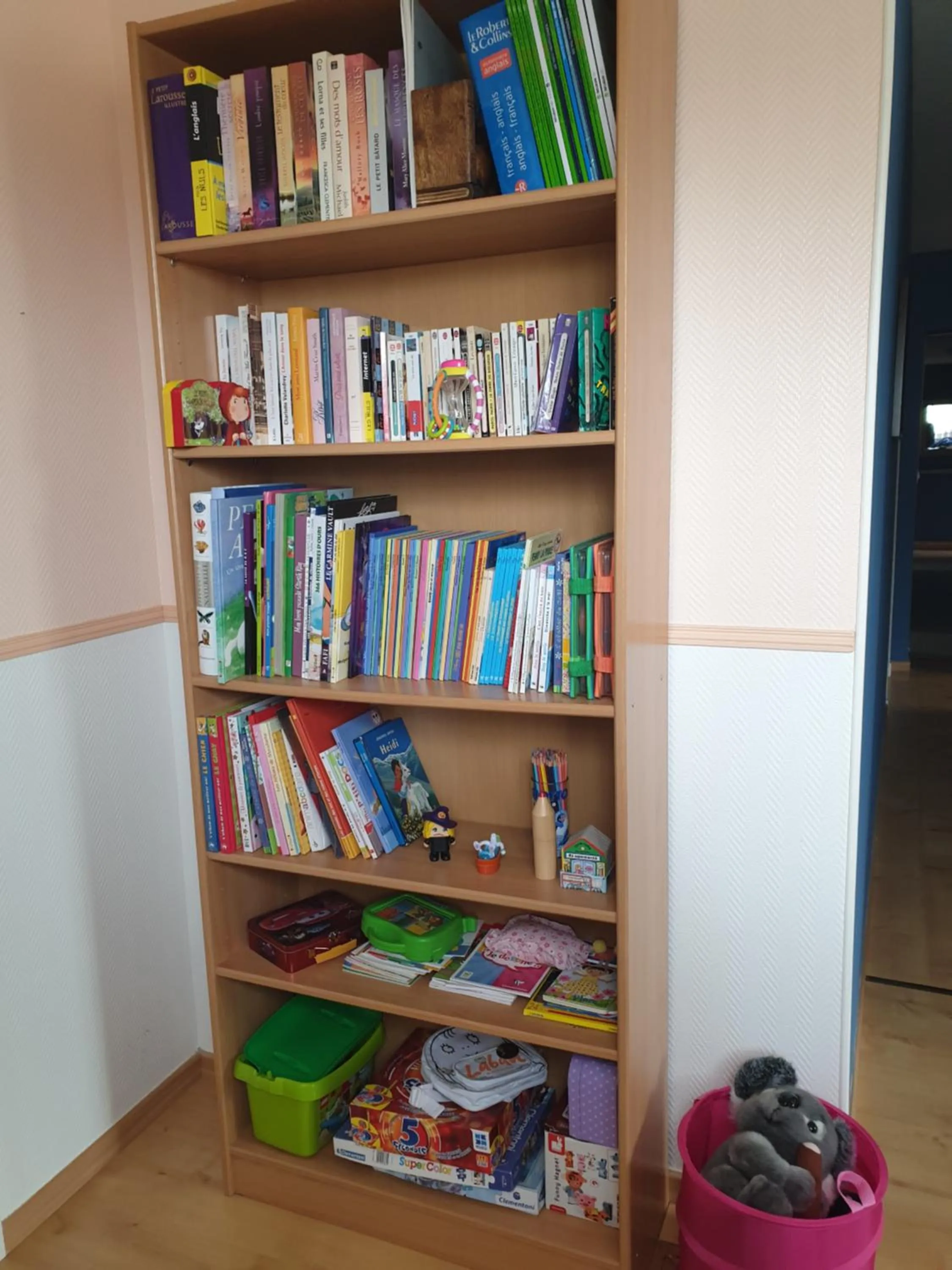 Library in AU FIL DES LACS