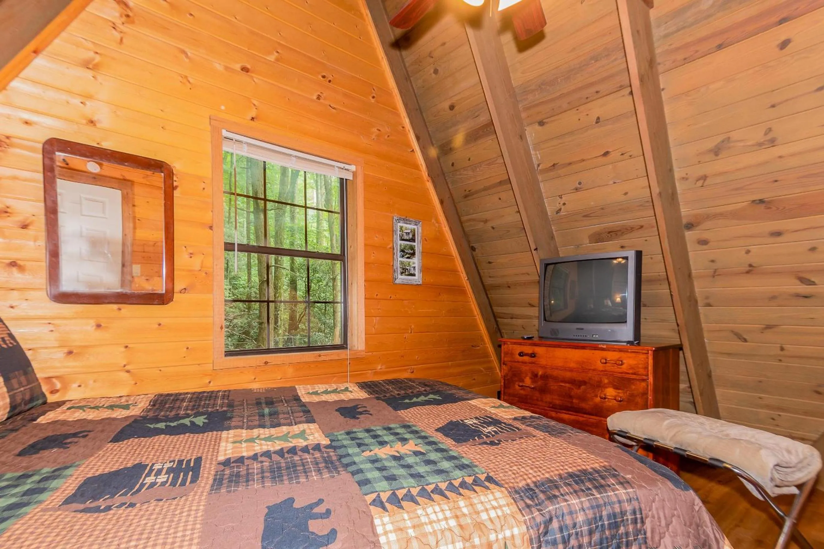 Bed in Smoky Bear Hideaway