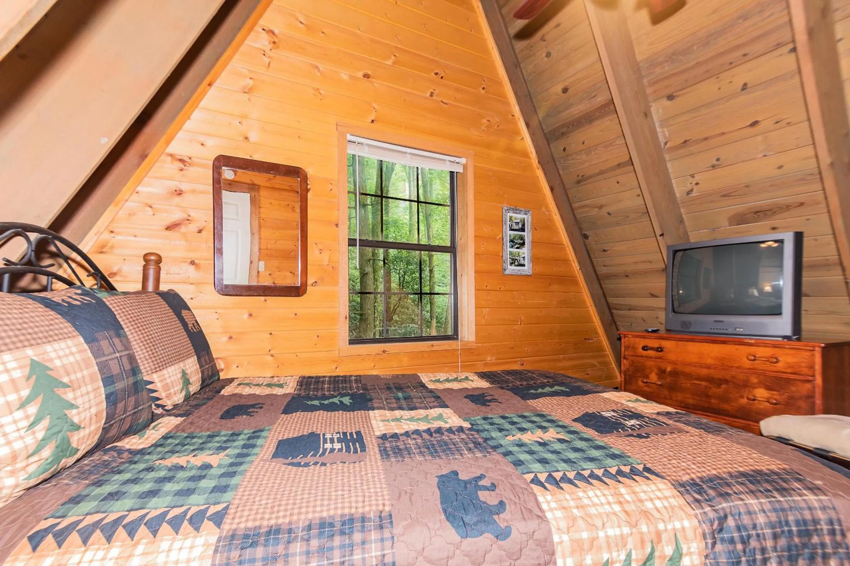 Bed in Smoky Bear Hideaway