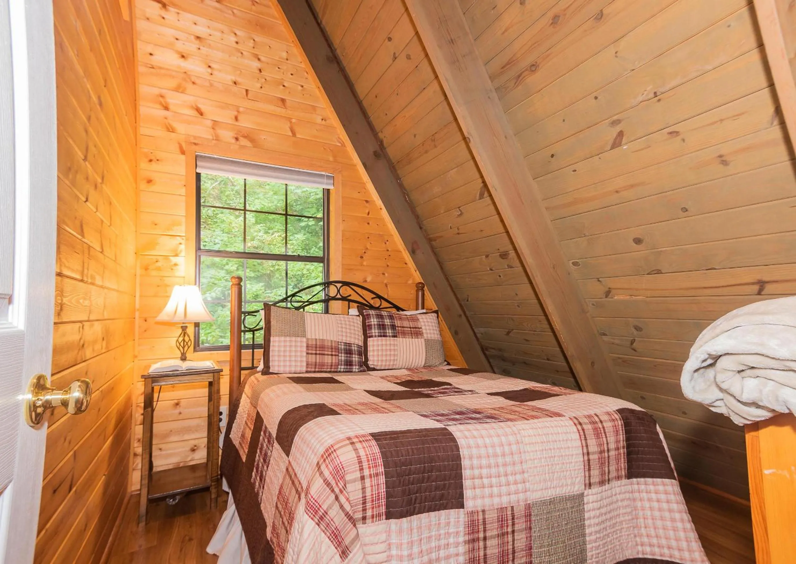 Bed in Smoky Bear Hideaway