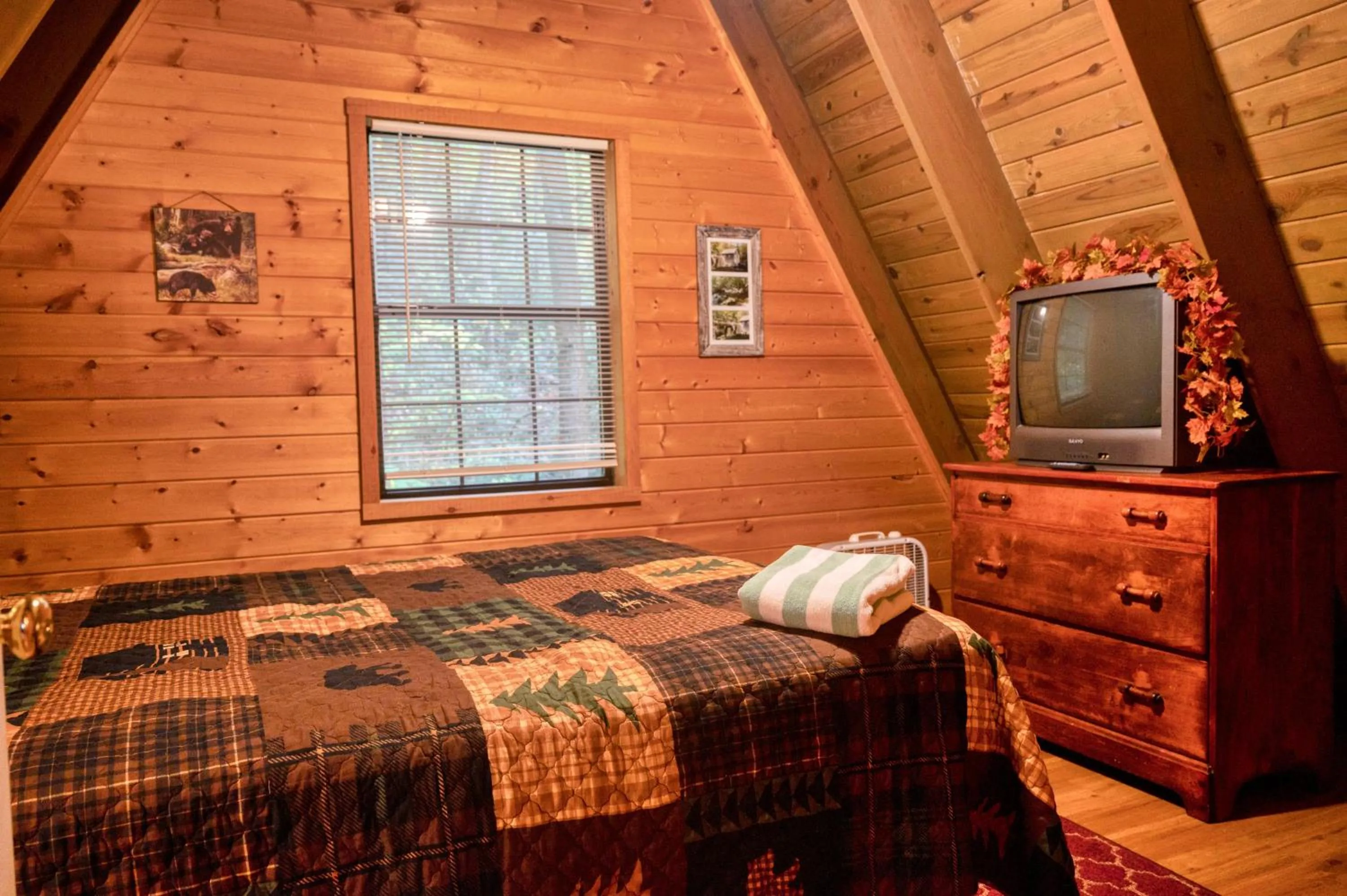 Bed in Smoky Bear Hideaway