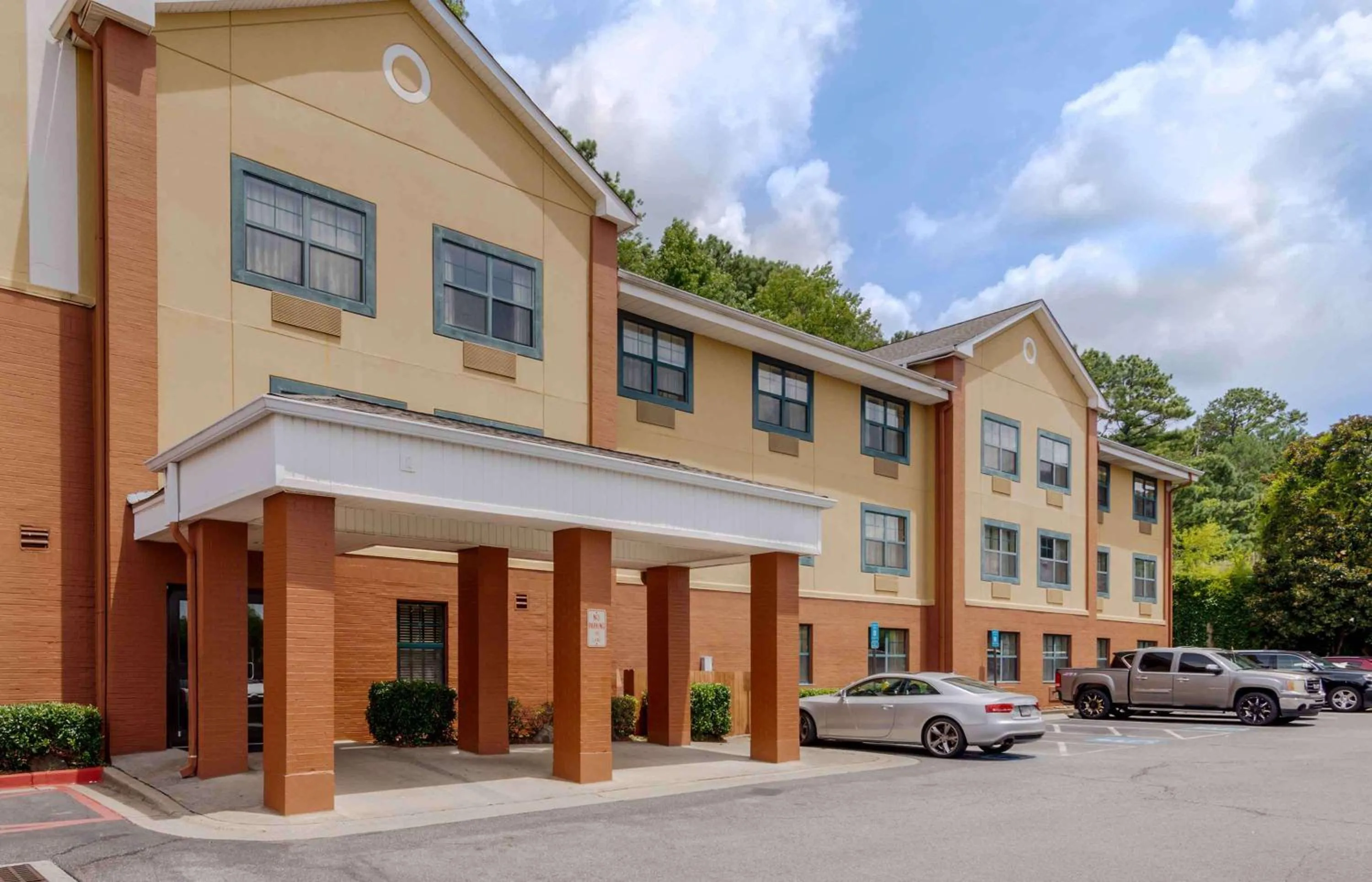 Property building in Extended Stay America Select Suites - Atlanta - Alpharetta - Rock Mill Rd