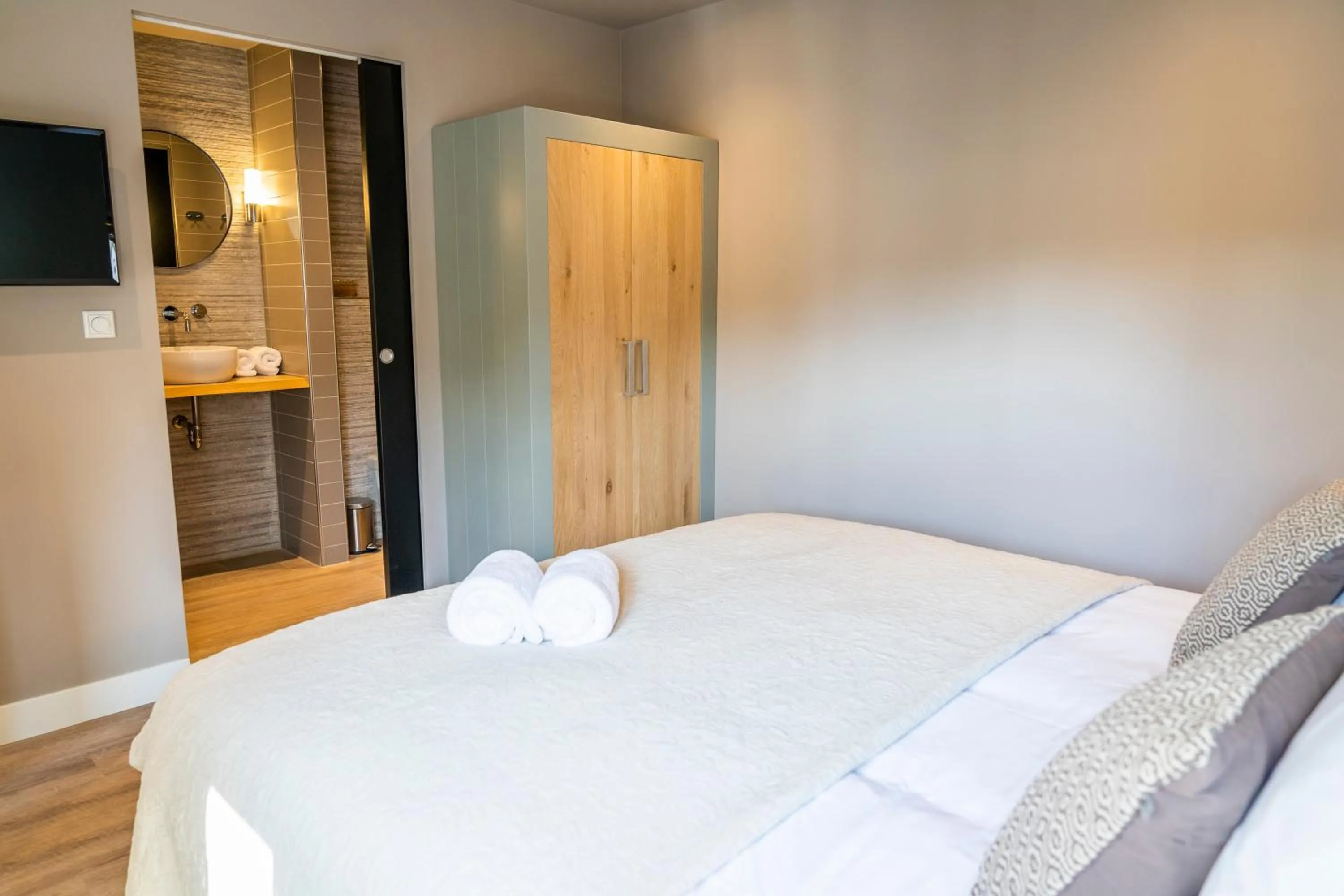 Bathroom, Bed in Just Texel Suites & Apartments
