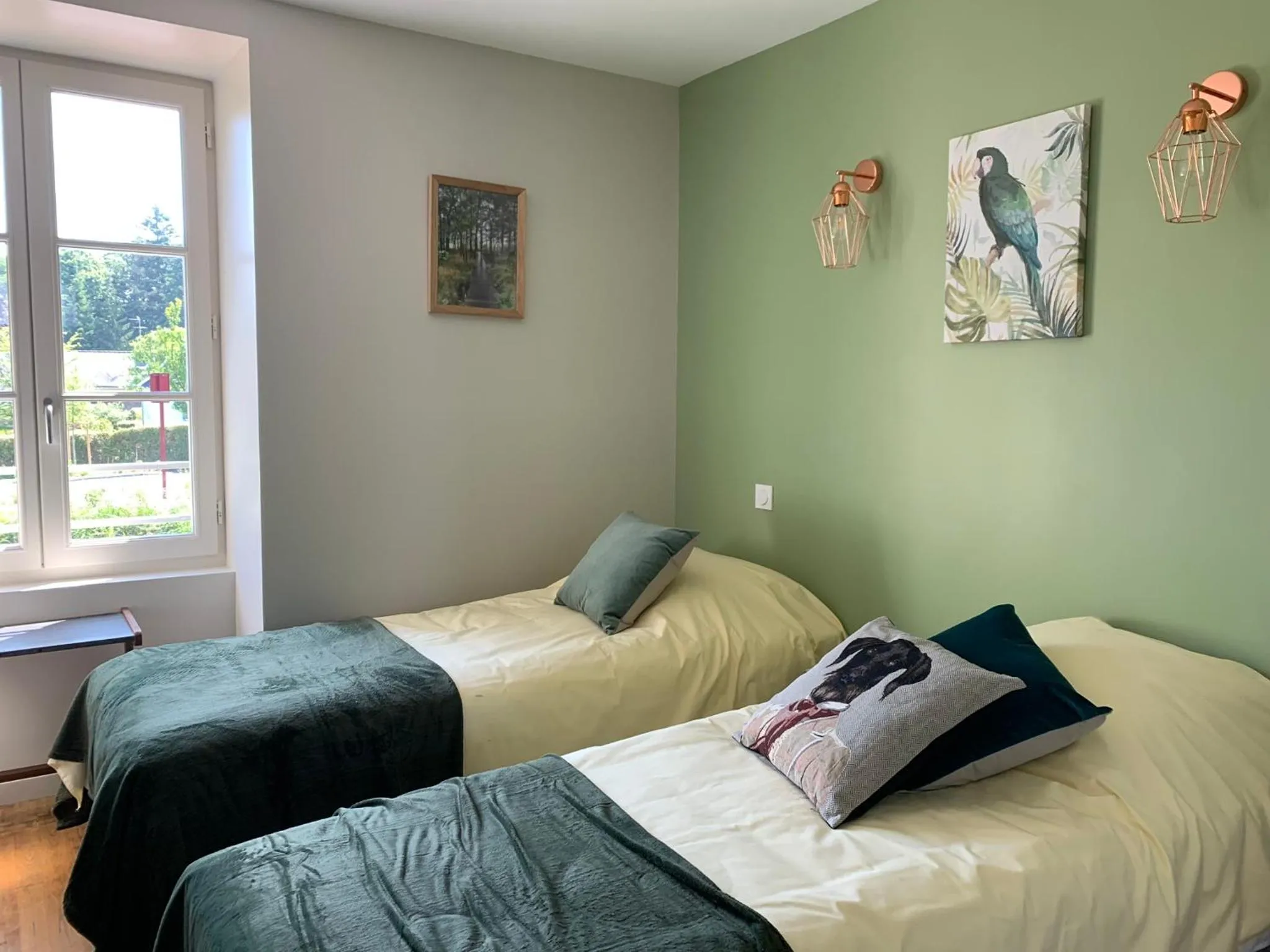 Photo of the whole room, Bed in La maison des Légendes