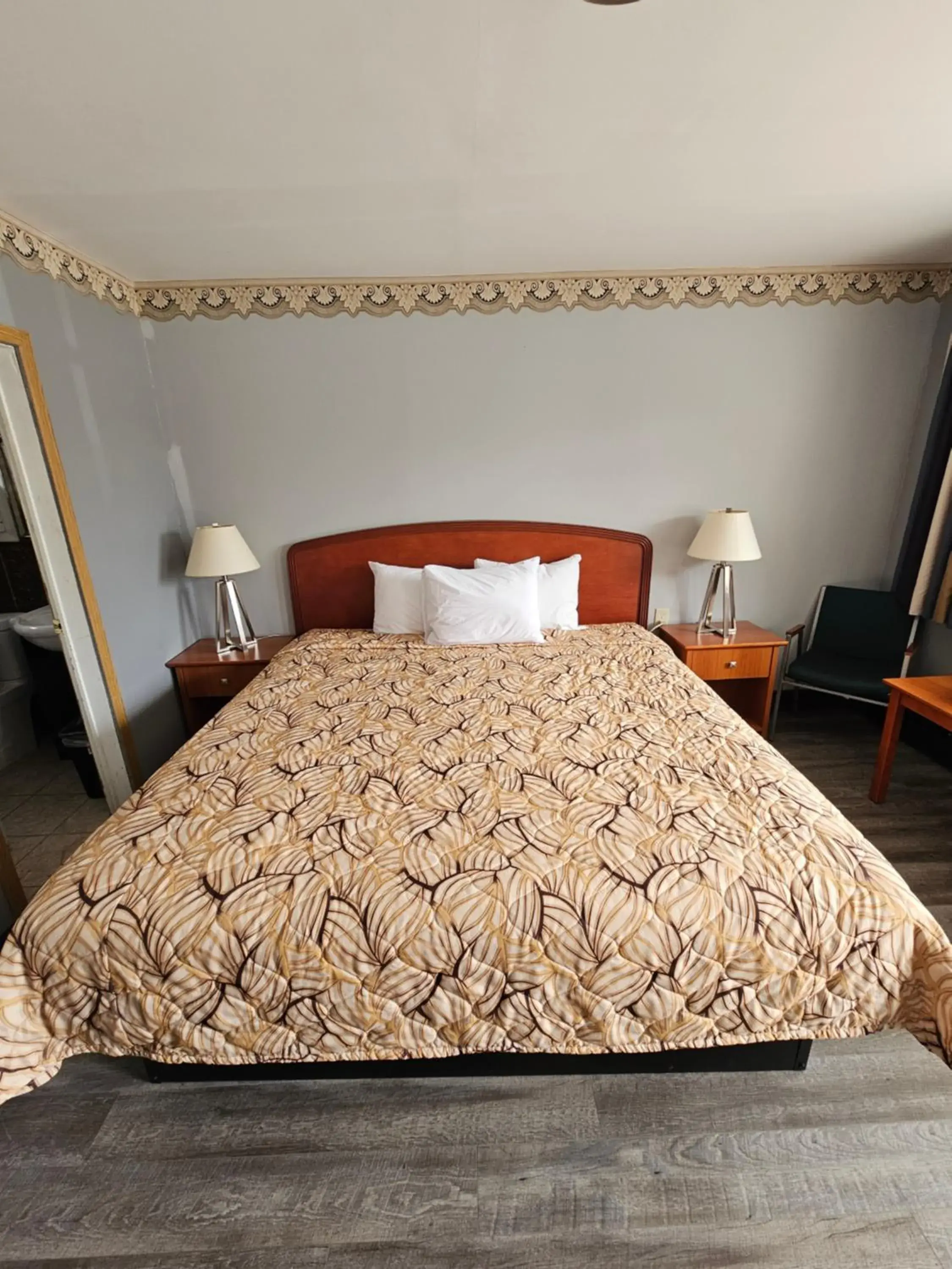 King Room - single occupancy - Non-Smoking in Forest Plaza Motel King Room - single occupancy - Non-Smoking in Forest Plaza Motel