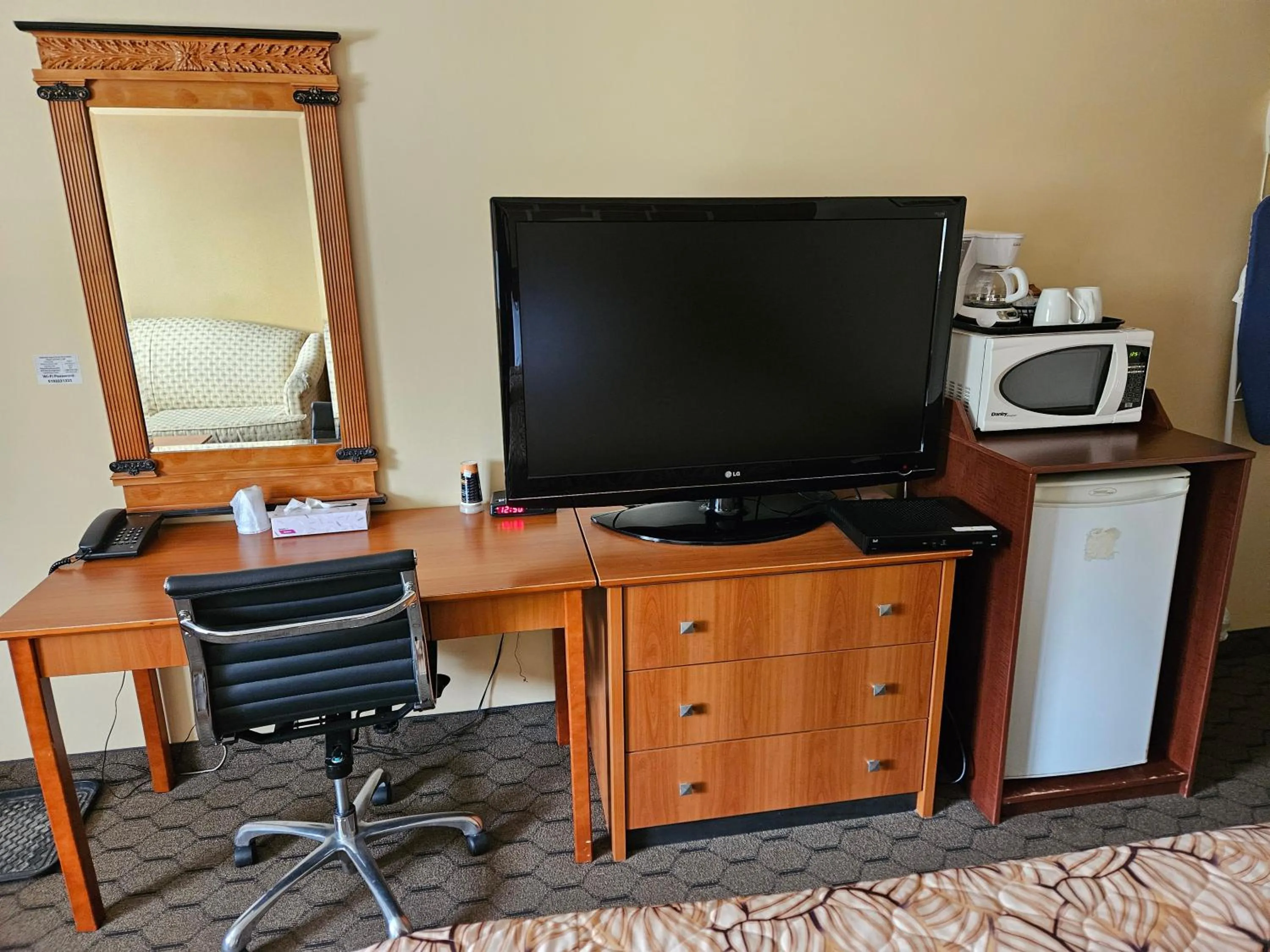 TV and multimedia in Forest Plaza Motel