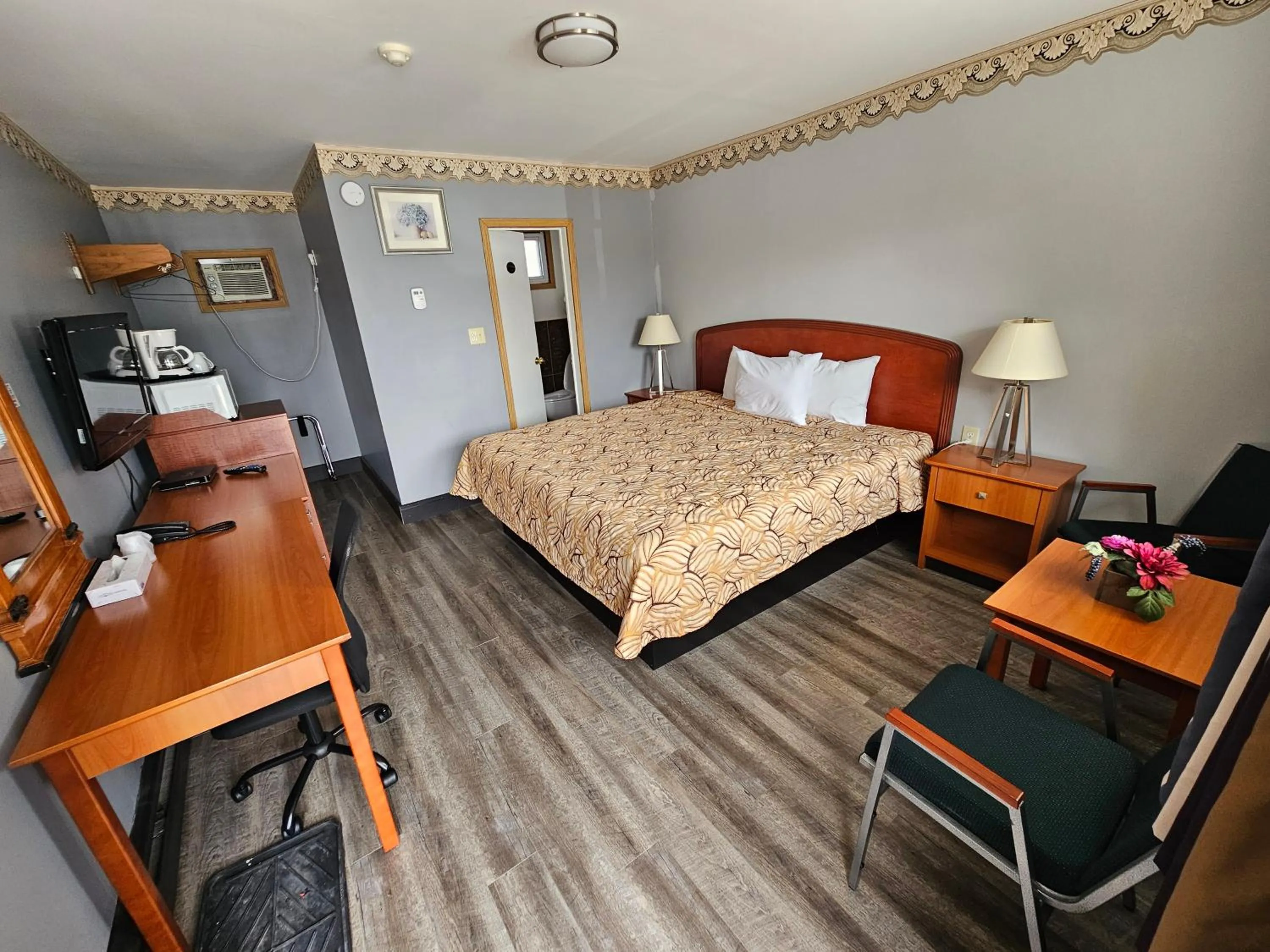 Photo of the whole room, Bed in Forest Plaza Motel