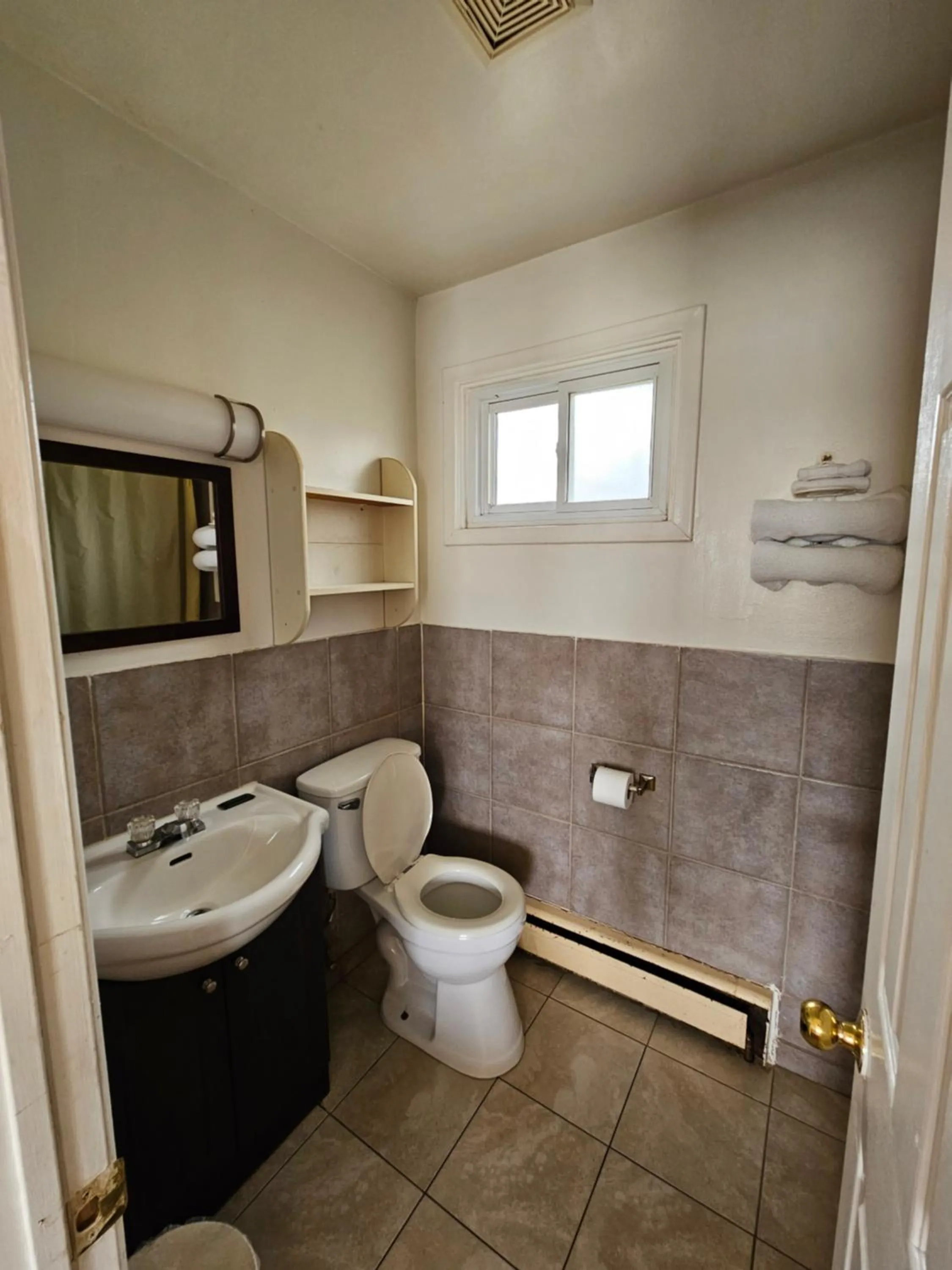 Bathroom in Forest Plaza Motel