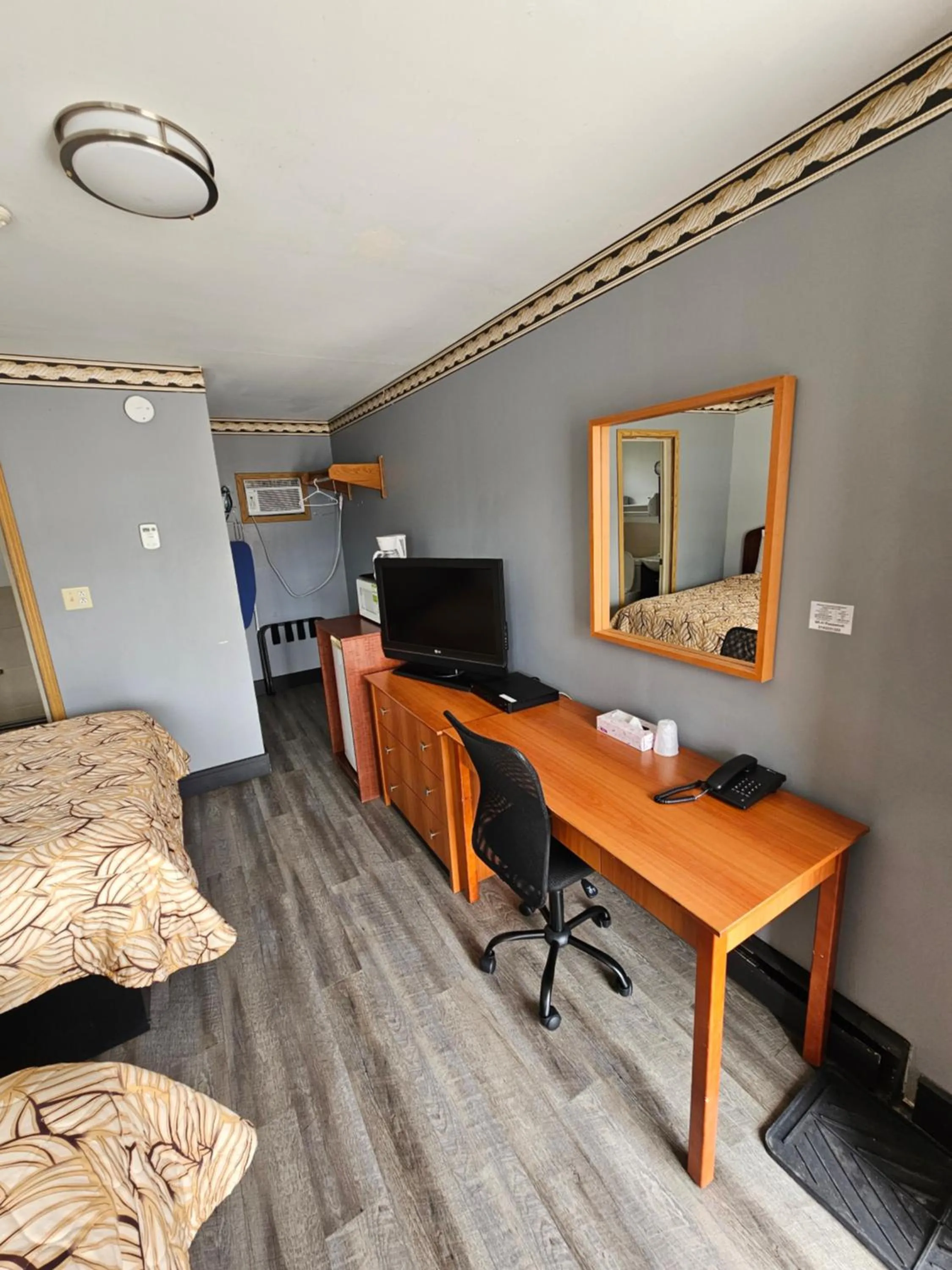 Bedroom in Forest Plaza Motel