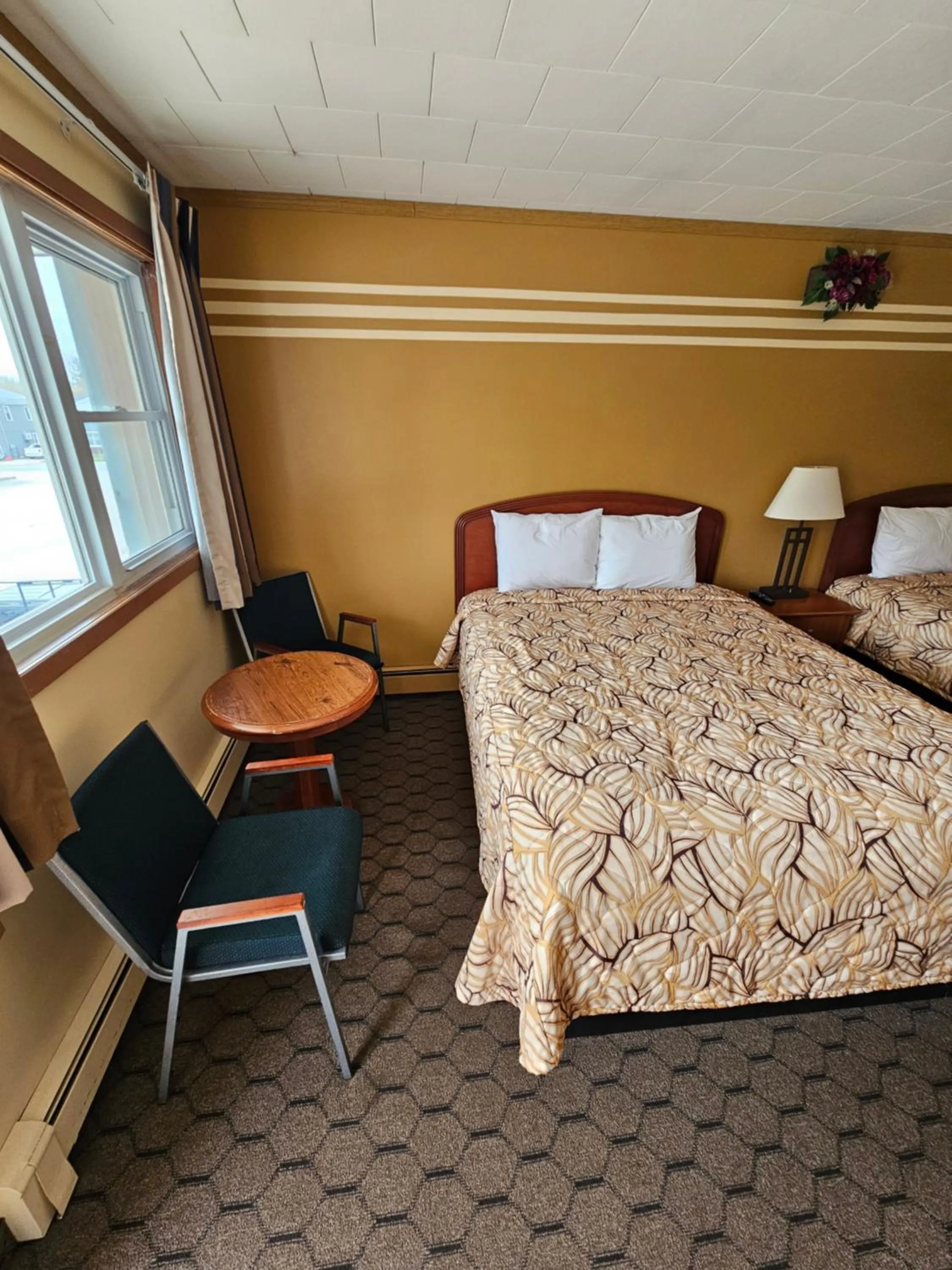 Bedroom, Bed in Forest Plaza Motel