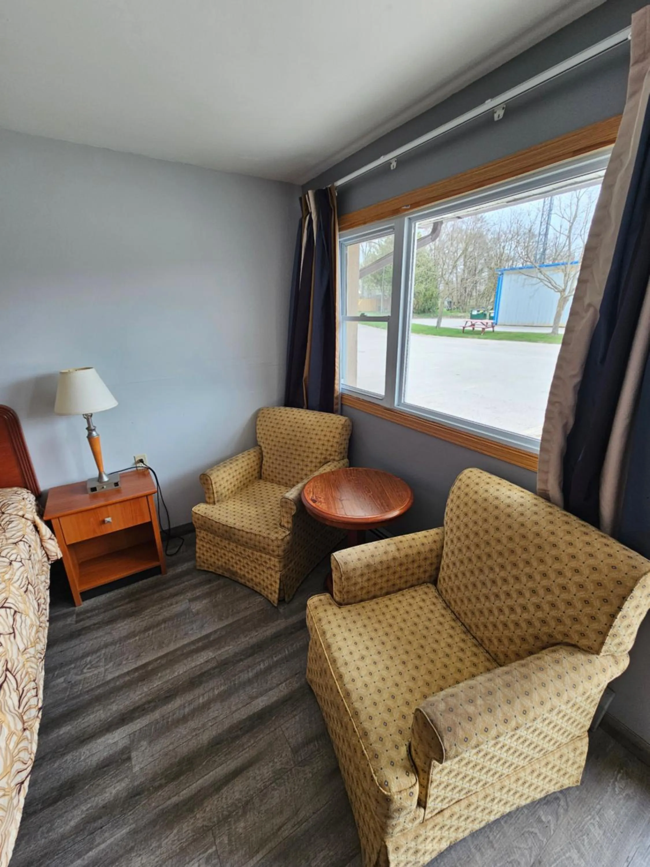 Bedroom in Forest Plaza Motel