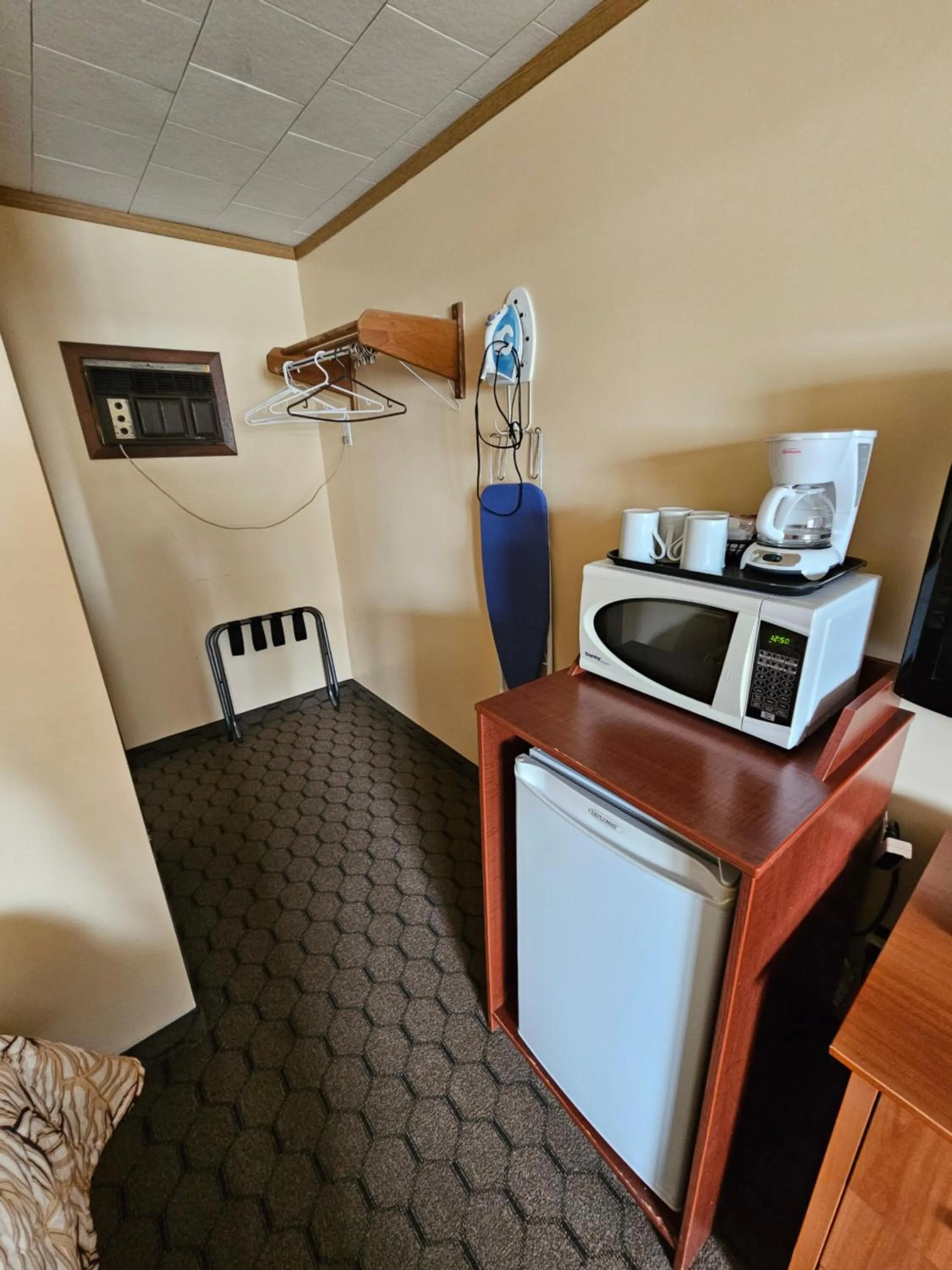 Coffee/tea facilities in Forest Plaza Motel