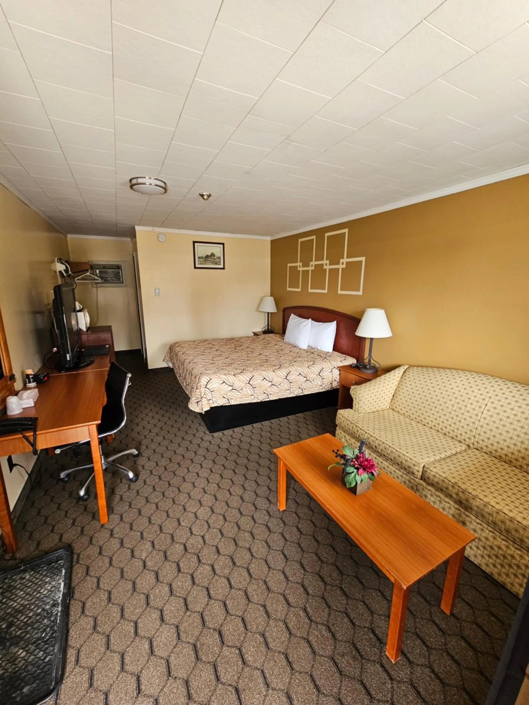 Photo of the whole room, Bed in Forest Plaza Motel