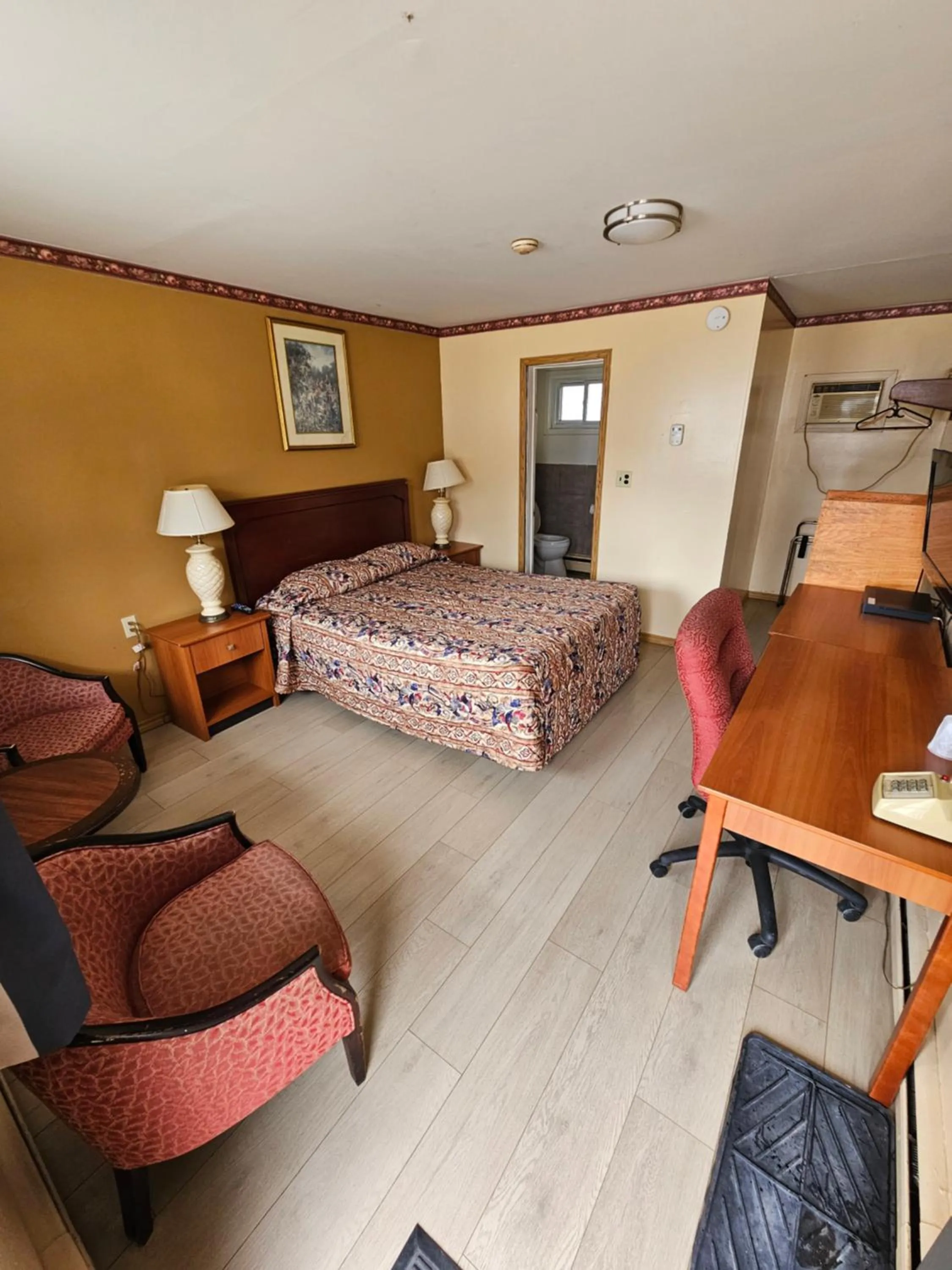 Photo of the whole room in Forest Plaza Motel