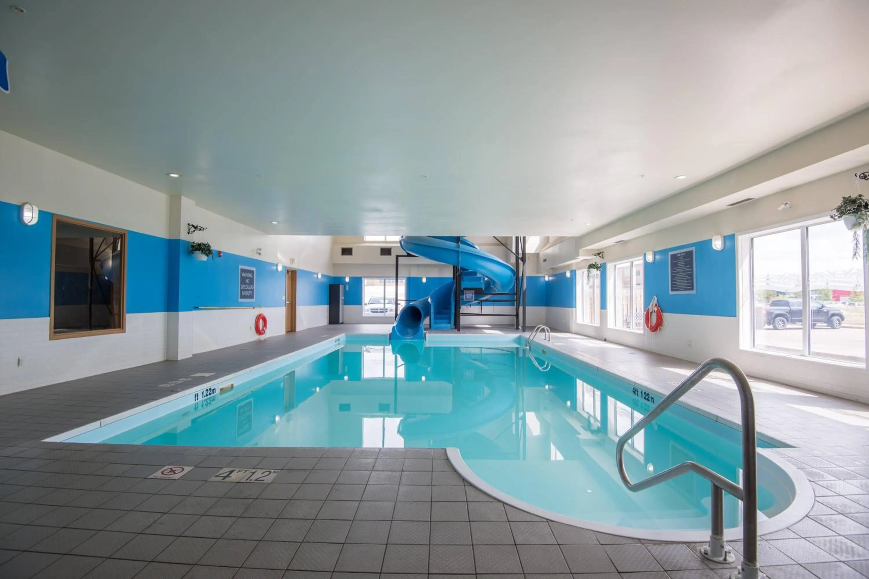 Swimming pool in Four Points by Sheraton Saskatoon