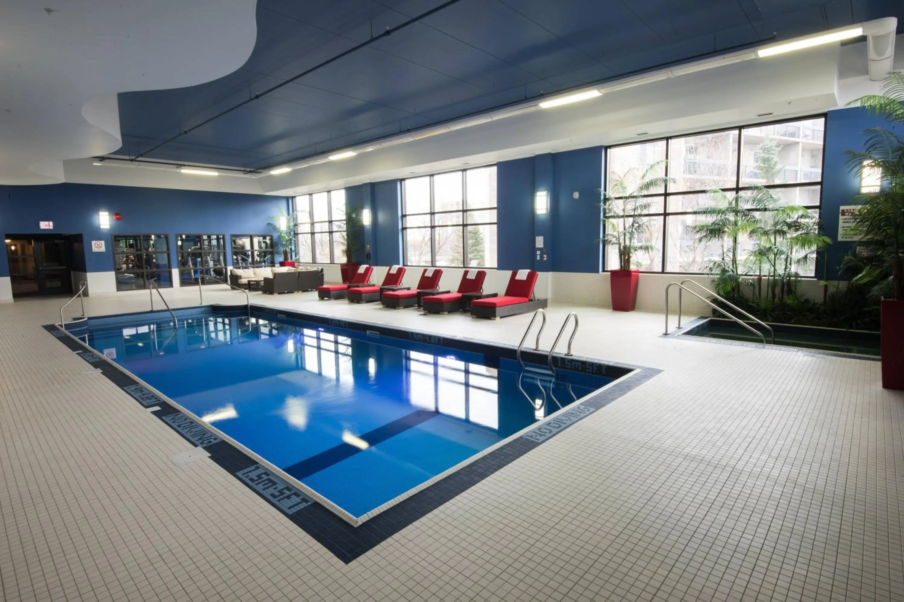 Swimming pool in Four Points by Sheraton Winnipeg South