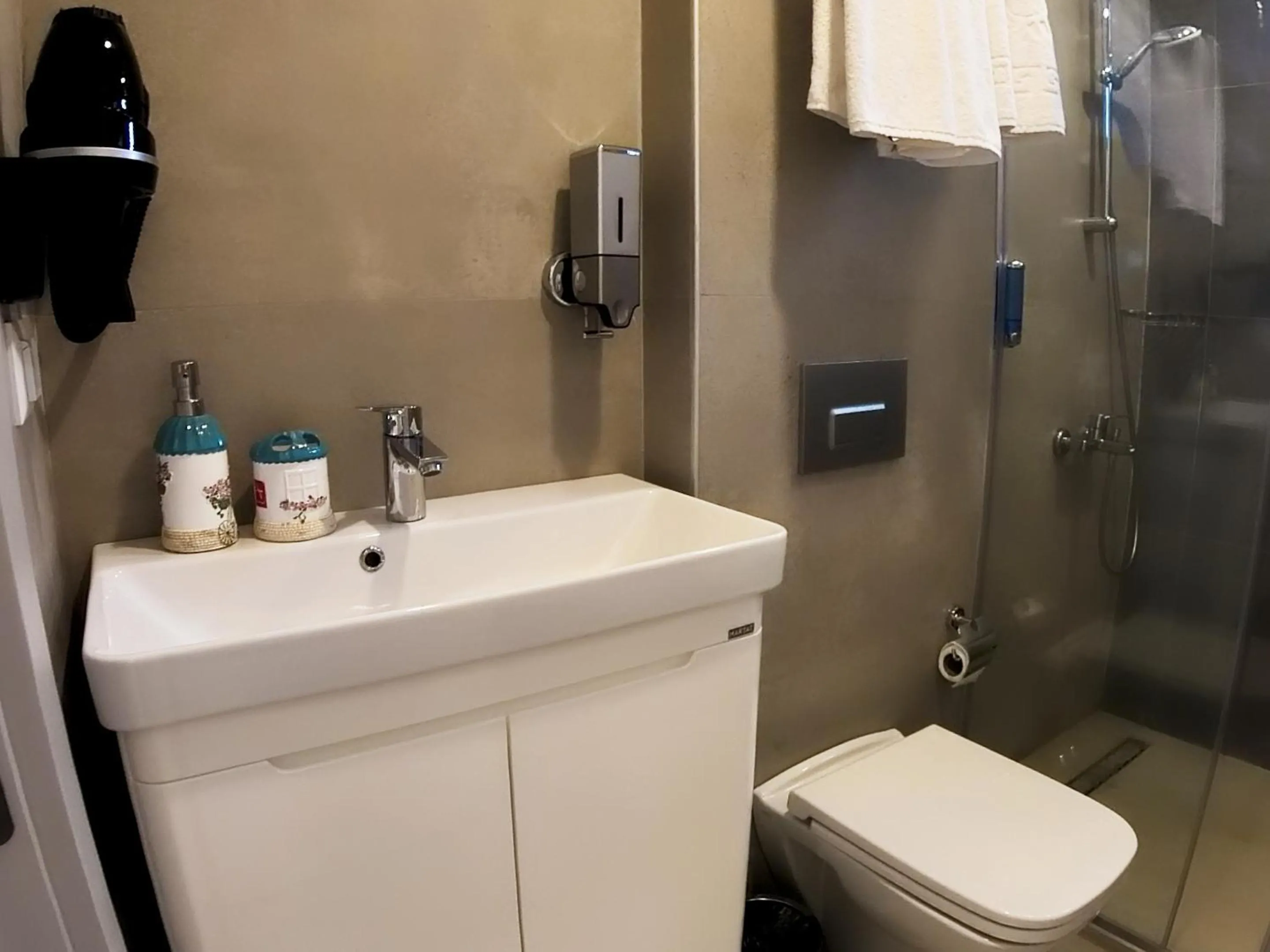 Shower in Derin Apart Hotel Bodrum