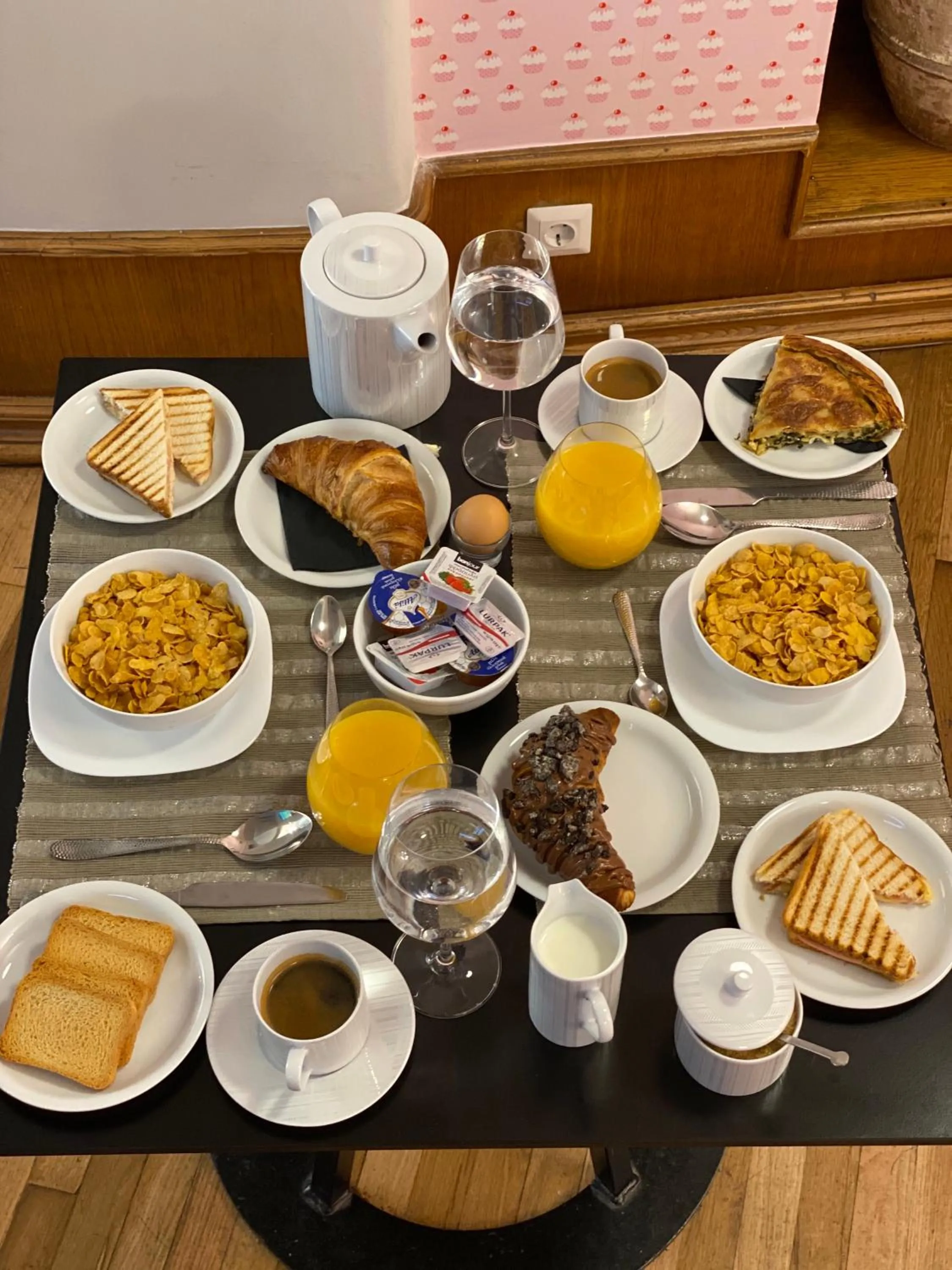 Restaurant/places to eat in Step One | Luxury Suites right in the heart of Acropolis next to metro station