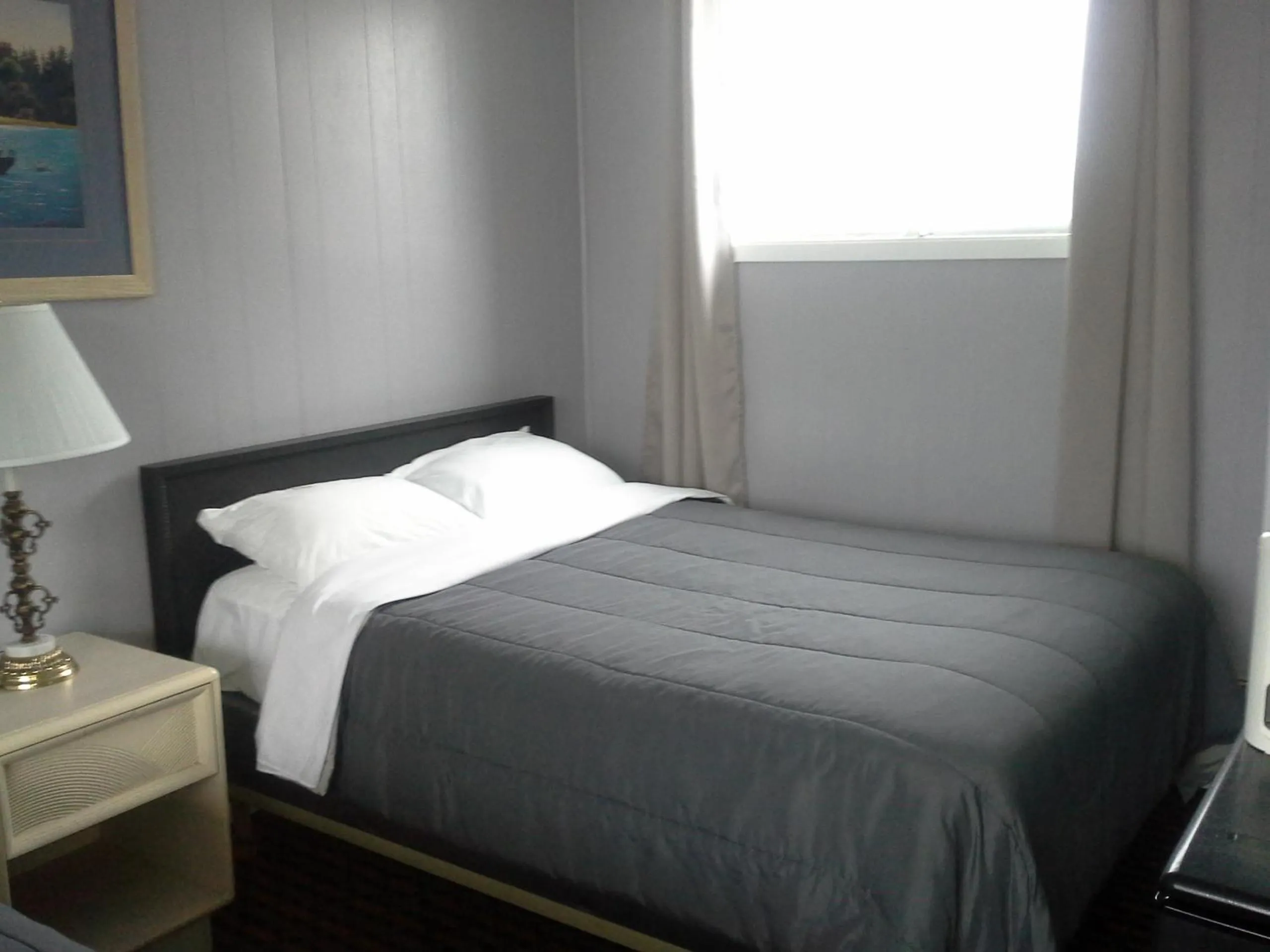 Bed in Bay Lake Inn - Frontiersman Motel