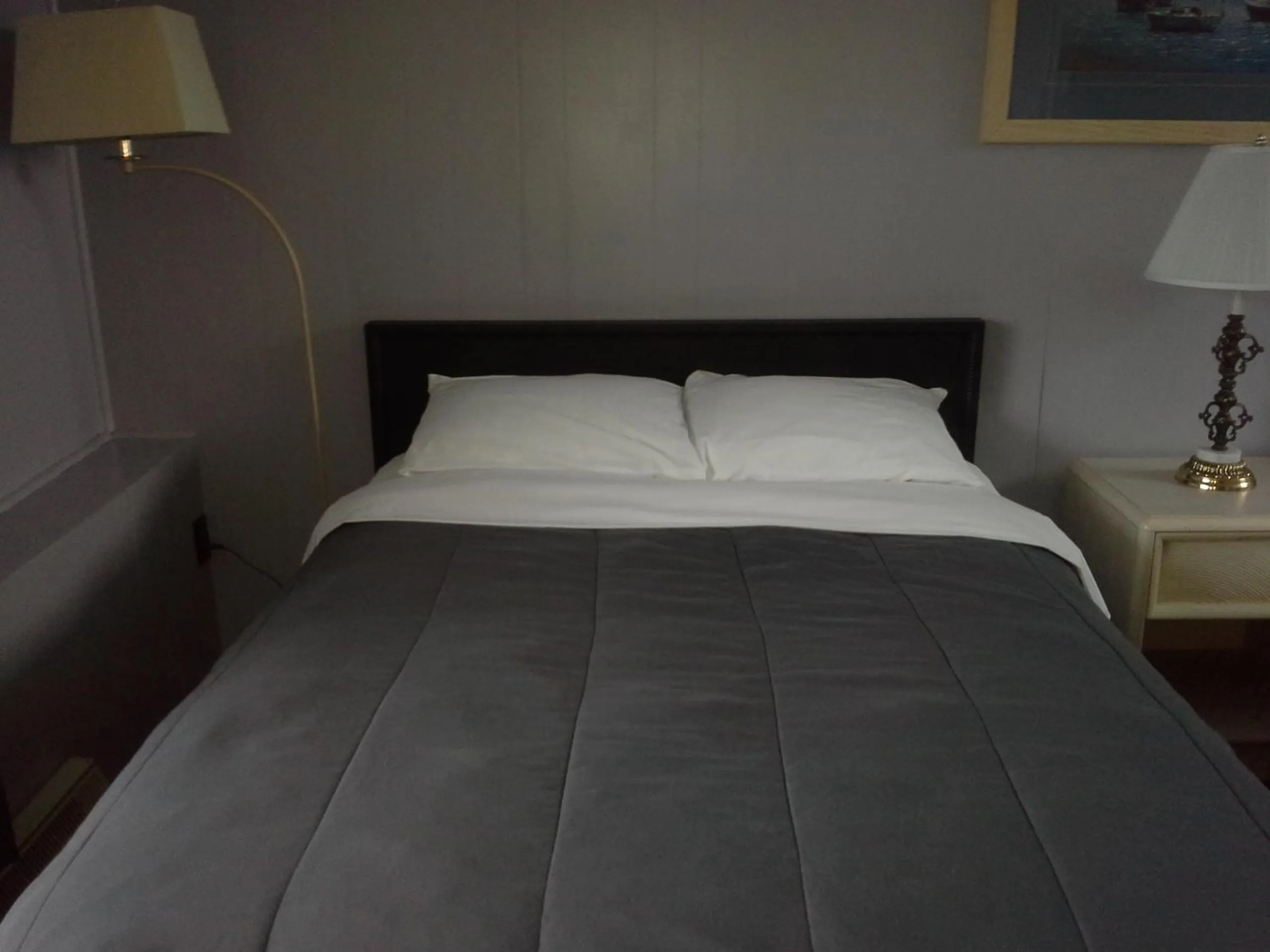 Bed in Bay Lake Inn - Frontiersman Motel