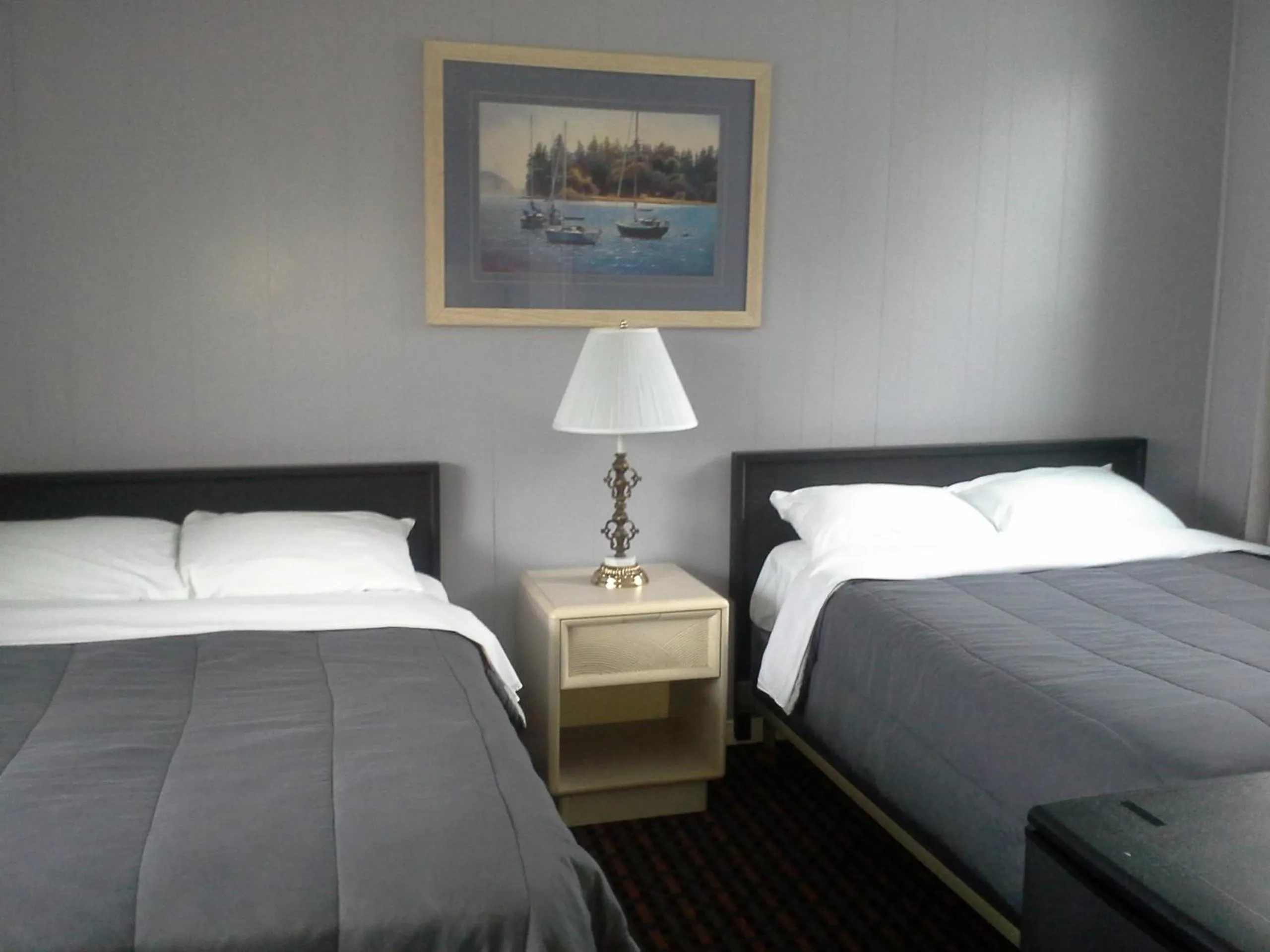 Bedroom, Bed in Bay Lake Inn - Frontiersman Motel
