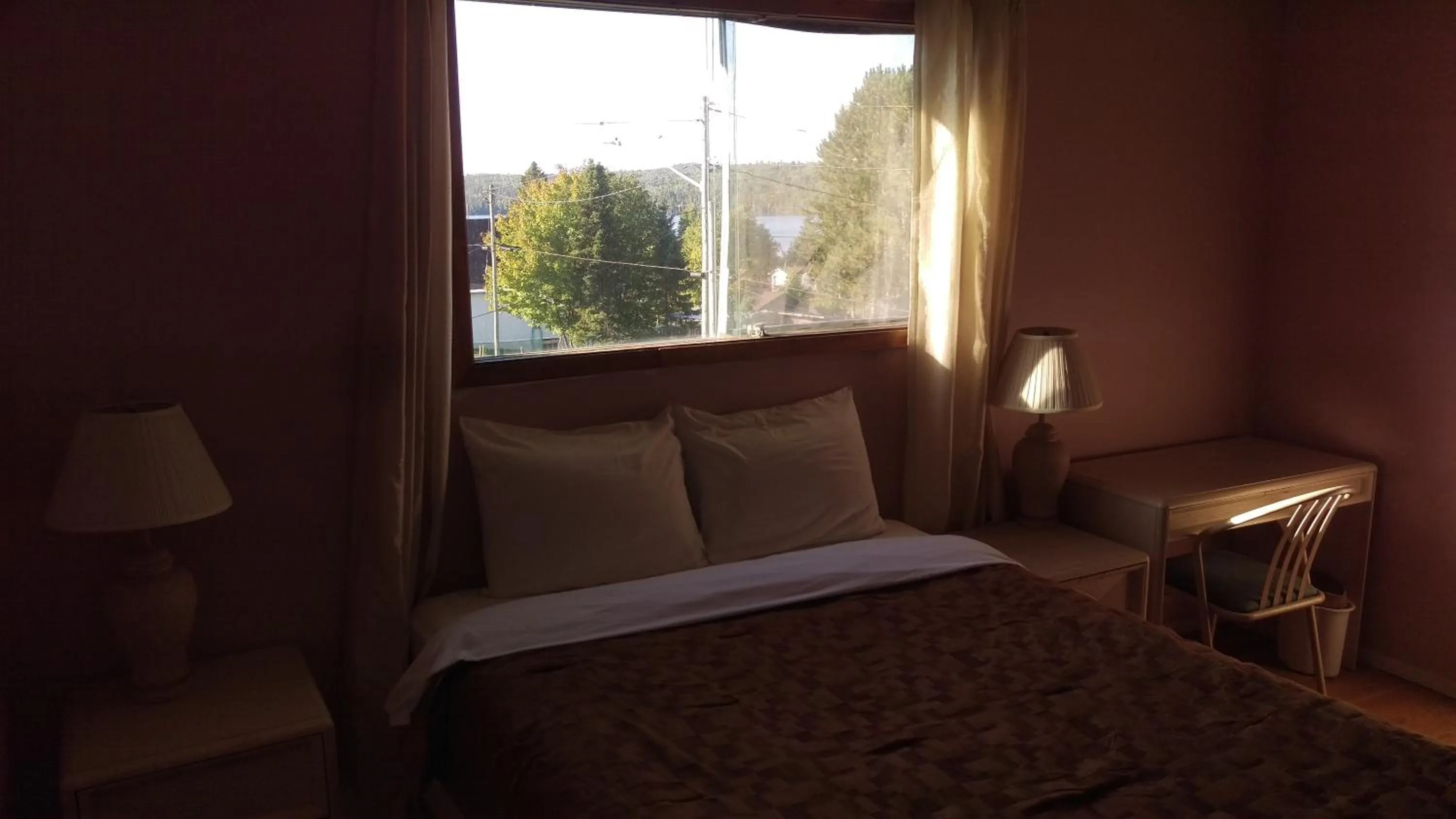 Lake view, Bed in Bay Lake Inn - Frontiersman Motel