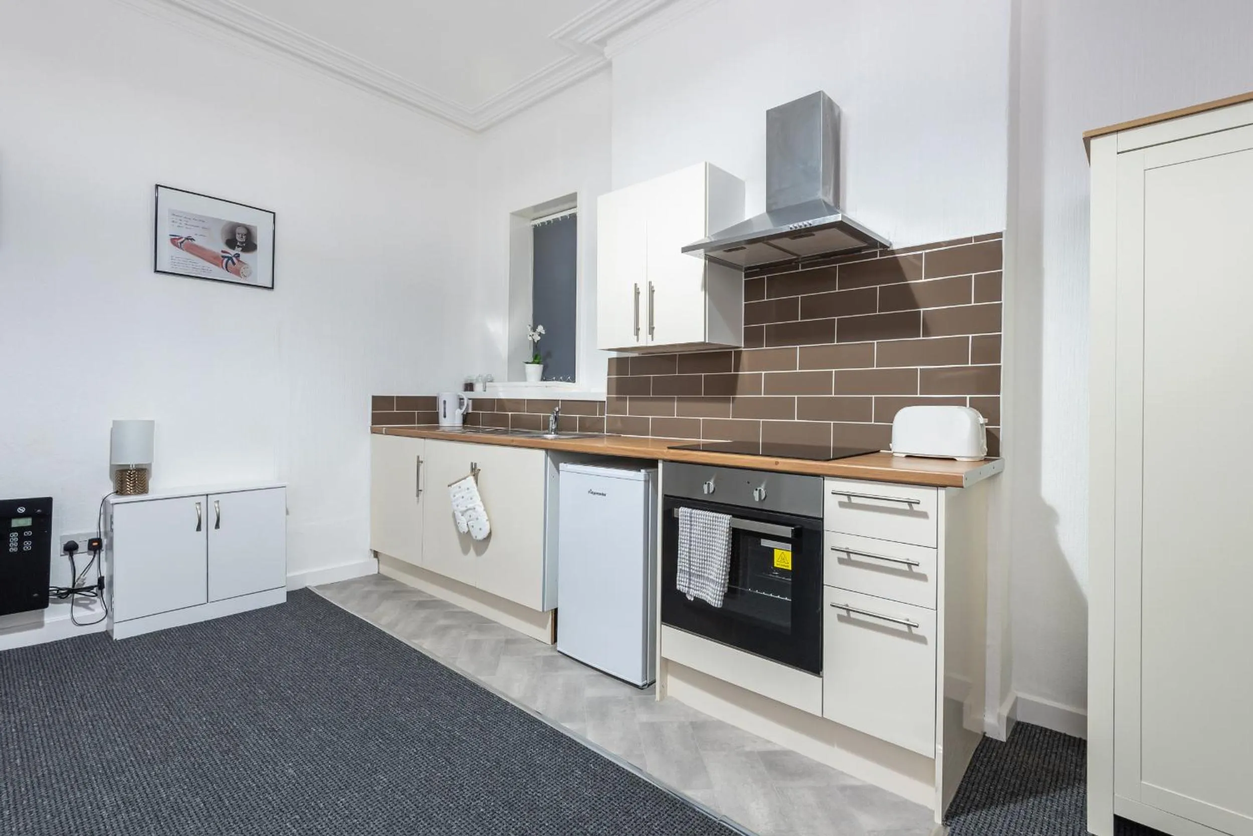 Kitchen or kitchenette in Velvet Coaster Apartments