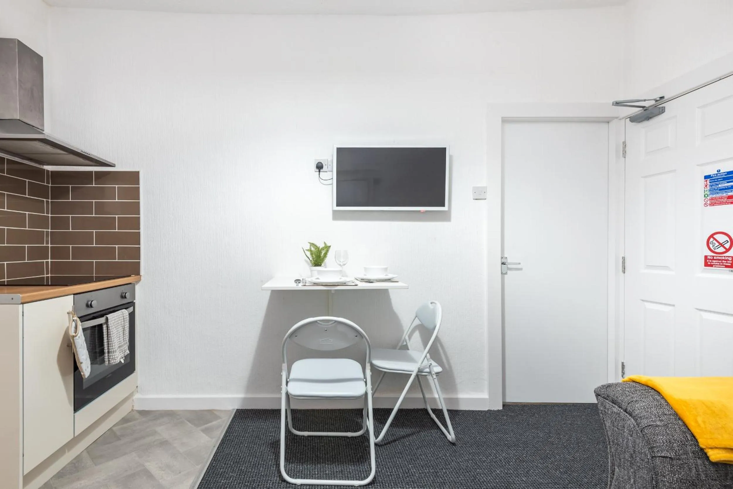 Kitchen or kitchenette in Velvet Coaster Apartments