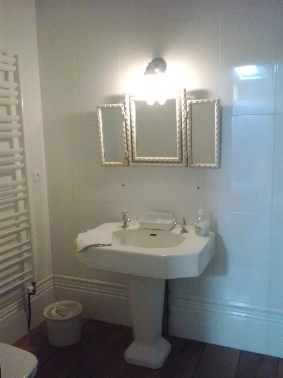 Shower in Château de Cauderoue