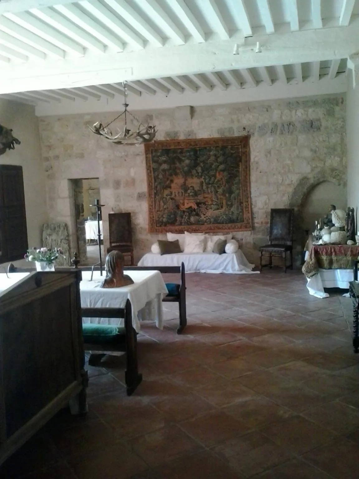 Communal lounge/ TV room, Bed in Château de Cauderoue